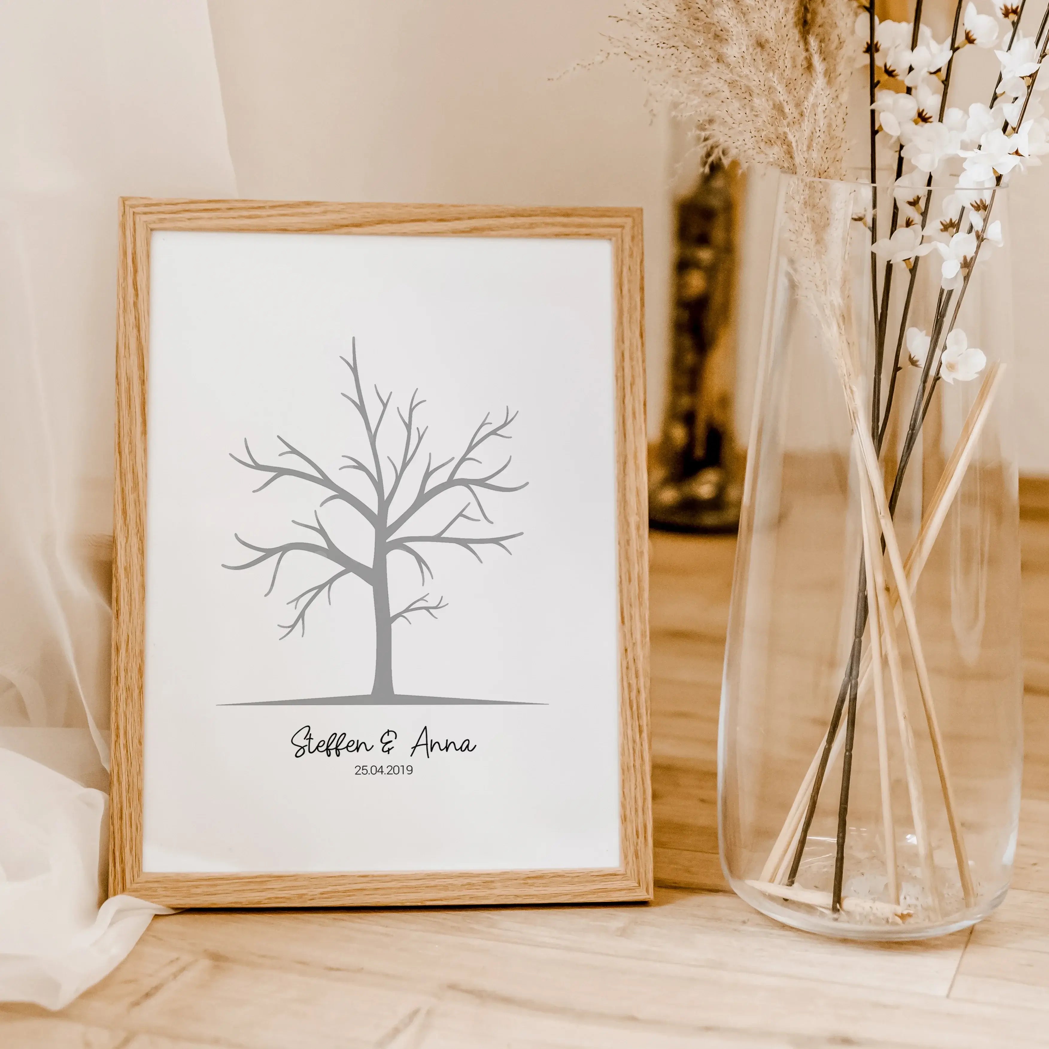 Fingerabdruck Bild 'Baum'-famprints-Personalisiertes Poster-Auf dem Fingerabdruck Bild 'Baum' findest du einen grauen Baum, der darauf wartet, mit Fingerabdrücken dekoriert zu werden. Unter dem Gästebaum kannst du das personalisierte Gästebuch mit deinem