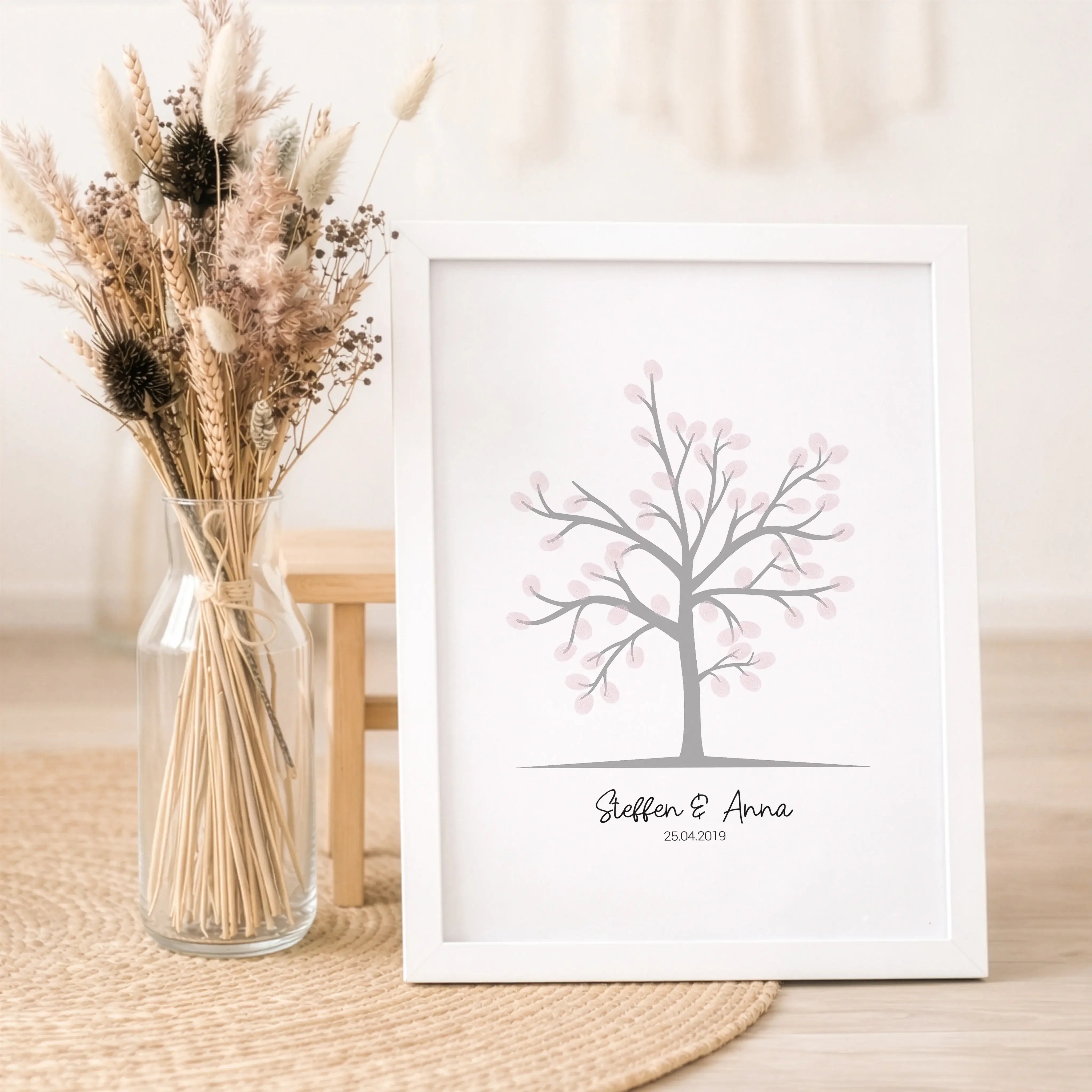 Fingerabdruck Bild Baum-Personalisiertes Poster-famprints-Das Fingerabdruck Bild Baum ist eine kreative Art, besondere Anlässe festzuhalten und Gäste aktiv einzubinden. Statt eines klassischen Gästebuchs entsteht ein persönliches Kunstwerk, das sich im La
