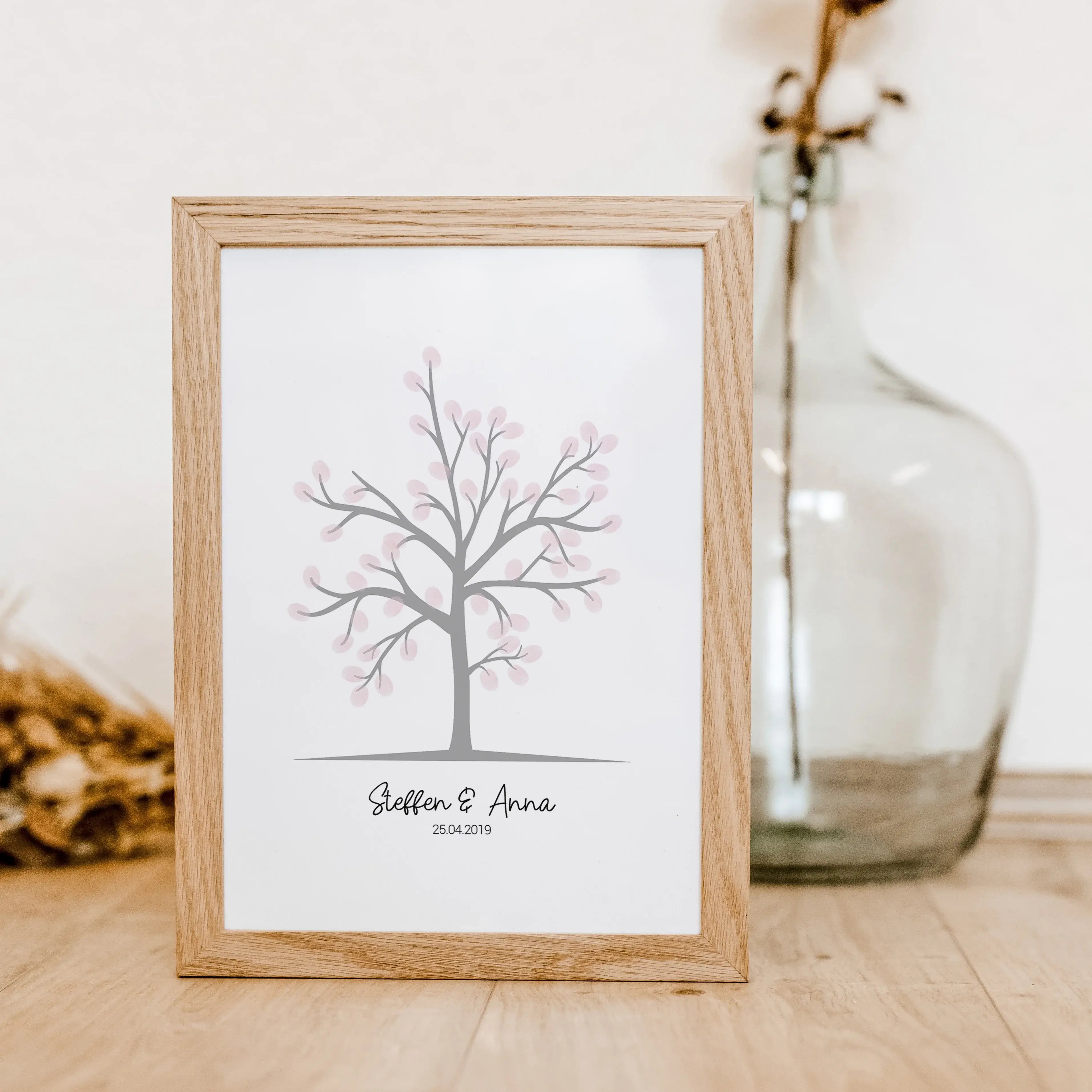 Fingerabdruck Bild 'Baum'-famprints-Personalisiertes Poster-Auf dem Fingerabdruck Bild 'Baum' findest du einen grauen Baum, der darauf wartet, mit Fingerabdrücken dekoriert zu werden. Unter dem Gästebaum kannst du das personalisierte Gästebuch mit deinem
