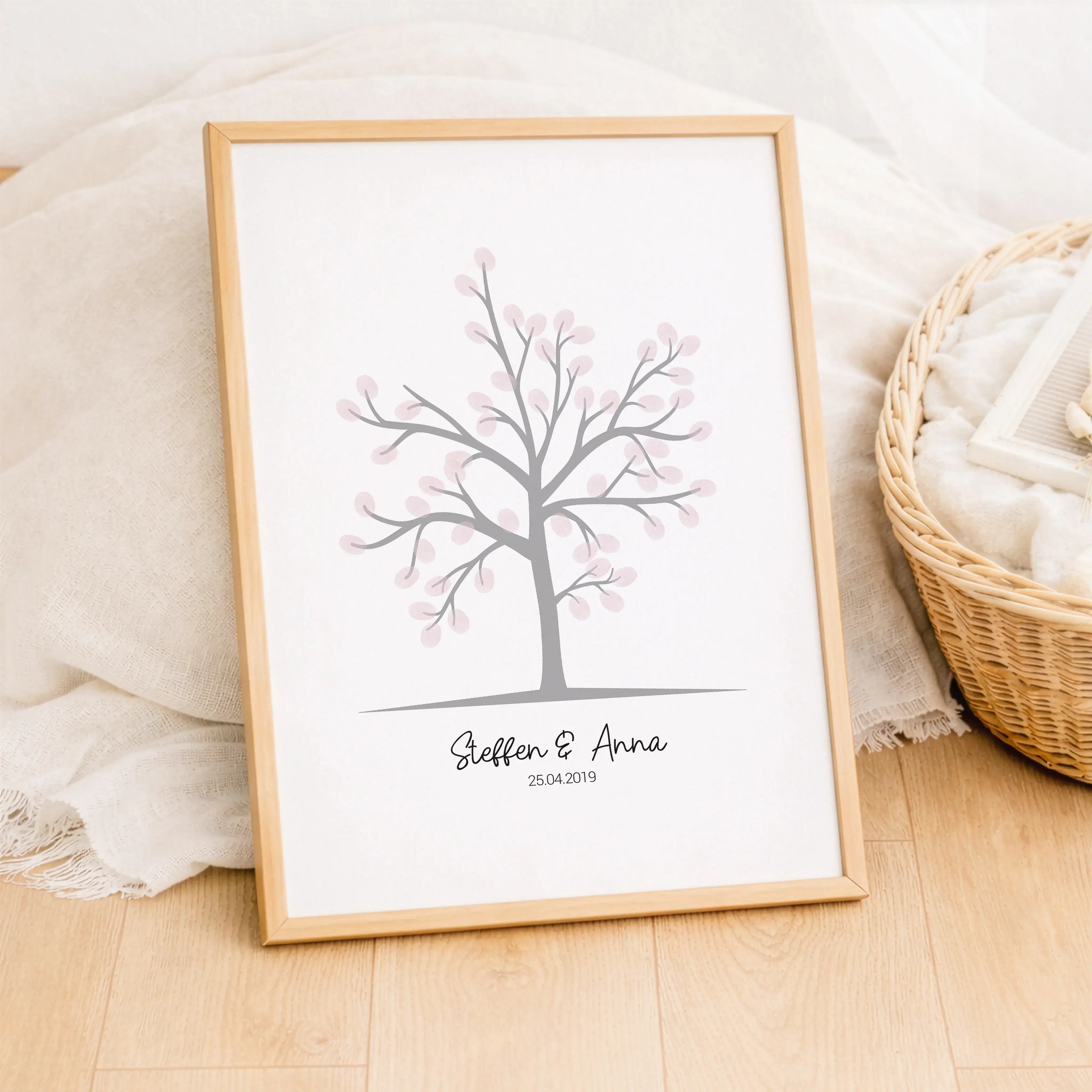Fingerabdruck Bild Baum-Personalisiertes Poster-famprints-Das Fingerabdruck Bild Baum ist eine kreative Art, besondere Anlässe festzuhalten und Gäste aktiv einzubinden. Statt eines klassischen Gästebuchs entsteht ein persönliches Kunstwerk, das sich im La