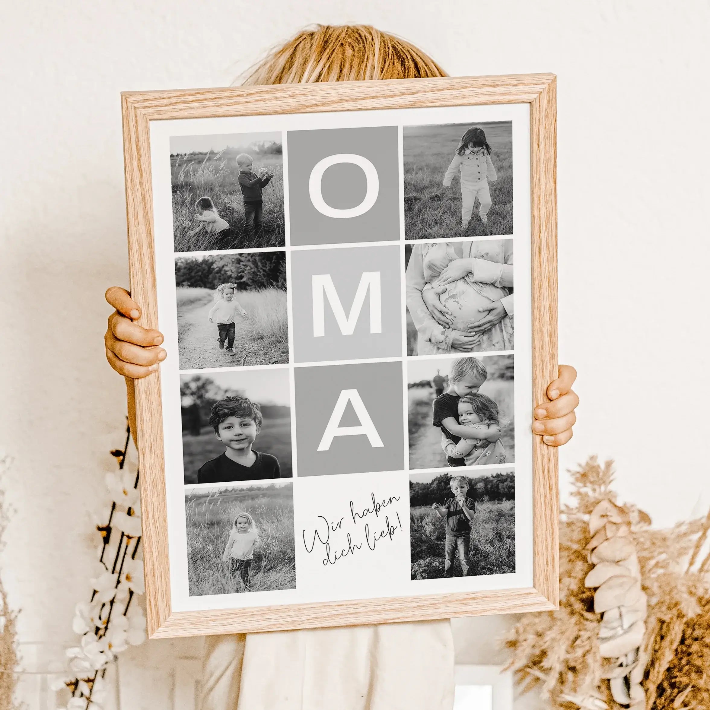 Fotocollage Oma Poster-famprints-Personalisiertes Poster-Gibt es eine bessere Art, deiner Oma zu zeigen, wie sehr du sie liebst, als mit einer personalisierten Fotocollage Oma von famprints? Lade einfach deine Lieblingsfotos hoch und füge deinen persönlic