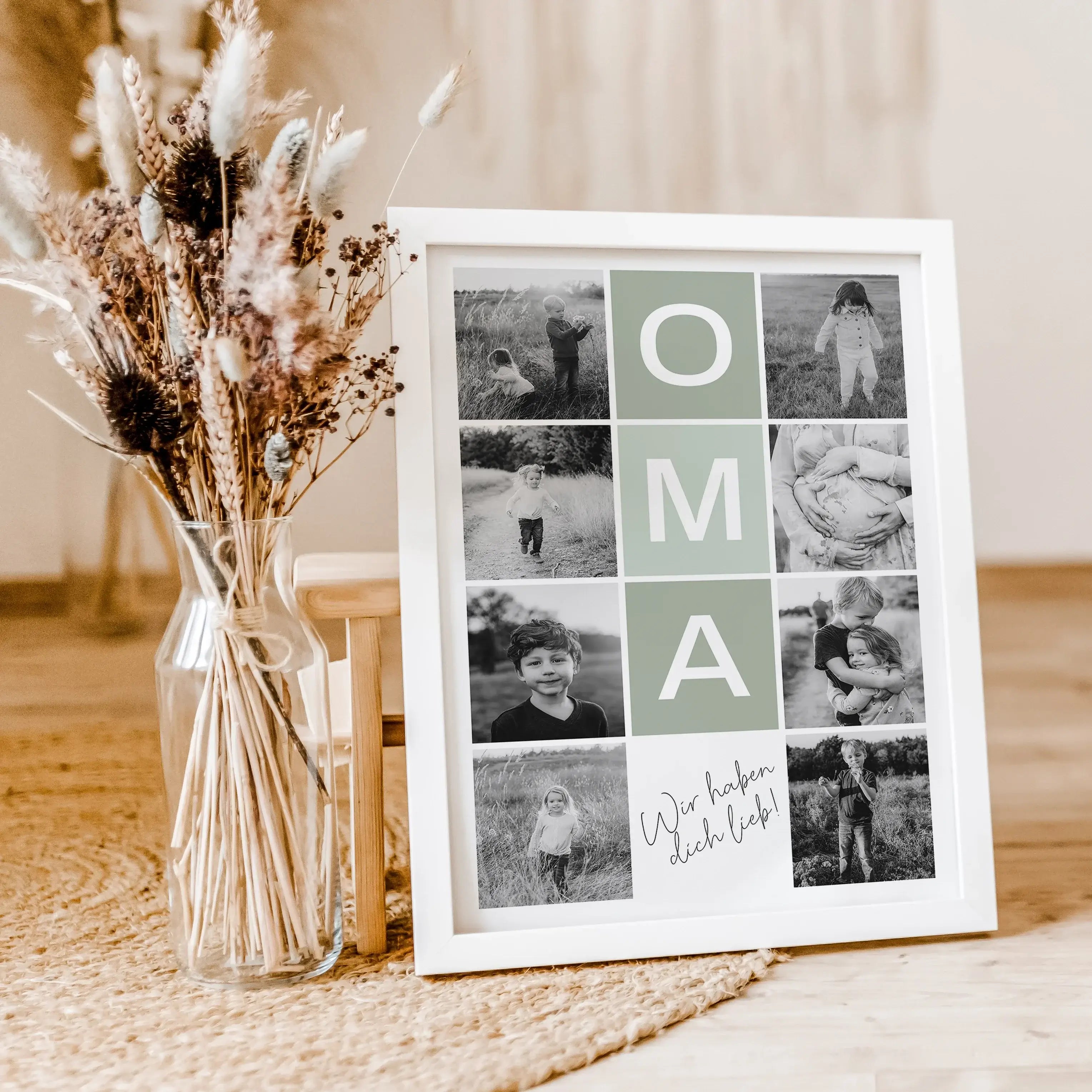 Fotocollage Oma Poster-famprints-Personalisiertes Poster-Gibt es eine bessere Art, deiner Oma zu zeigen, wie sehr du sie liebst, als mit einer personalisierten Fotocollage Oma von famprints? Lade einfach deine Lieblingsfotos hoch und füge deinen persönlic