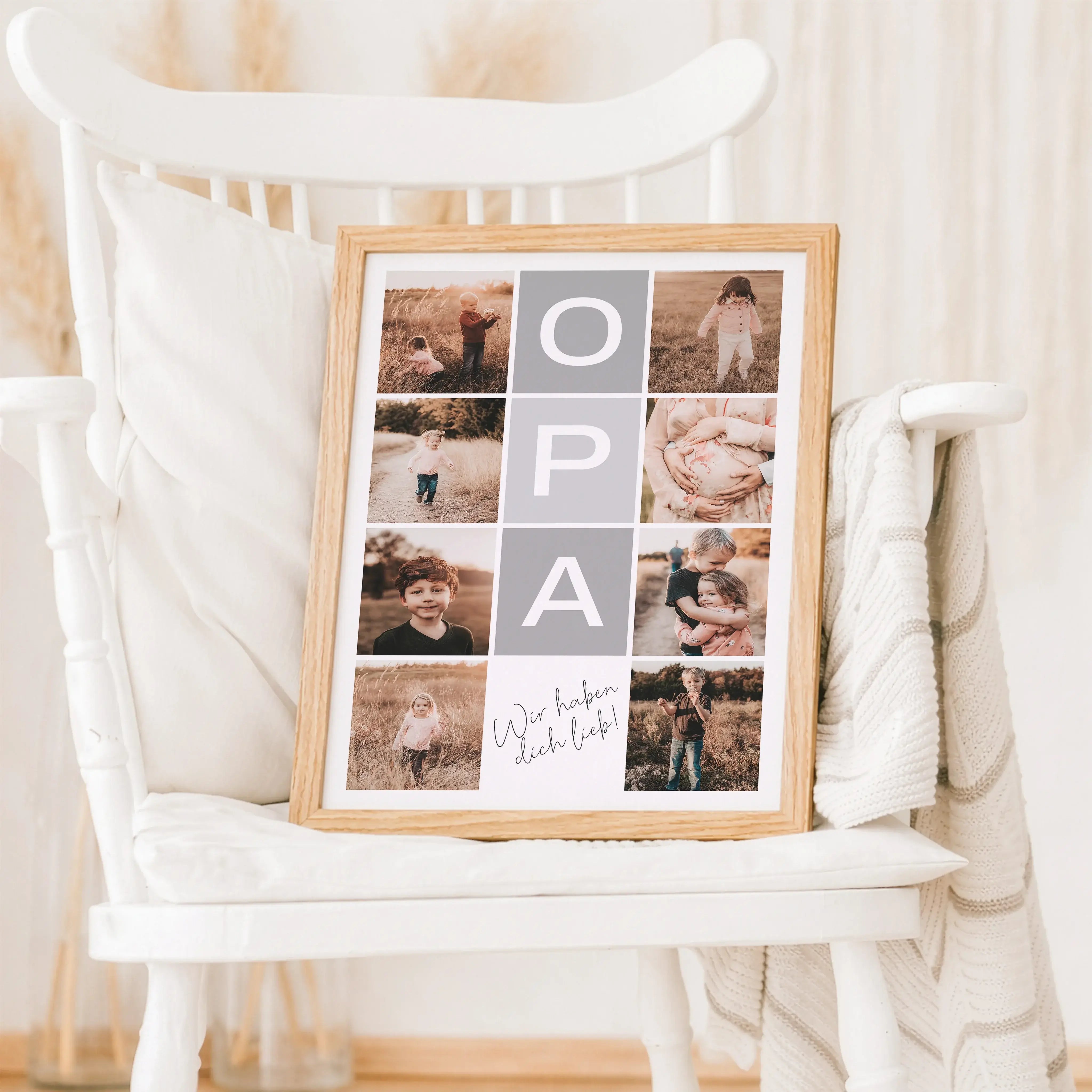 Fotocollage Opa Poster-Personalisiertes Poster-famprints-Die Fotocollage Opa Poster von famprints ist ein persönliches Geschenk für Großväter, das echte Erinnerungen sichtbar macht. Im Mittelpunkt steht das Wort Opa, modern gestaltet und umgeben von deine