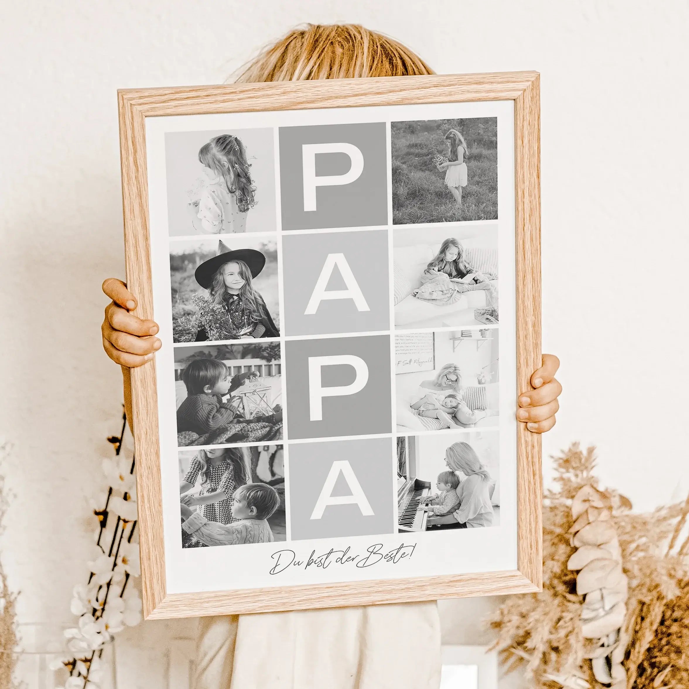 Fotocollage Papa Poster-famprints-Personalisiertes Poster-Auf der Fotocollage Papa findest du mittig, vertikal das Wort Papa, jeweils ein Buchstabe in einem farblichen Quadrat und darunter den personalisierbaren Schriftzug 'Du bist der Beste!'. Gesamt kan