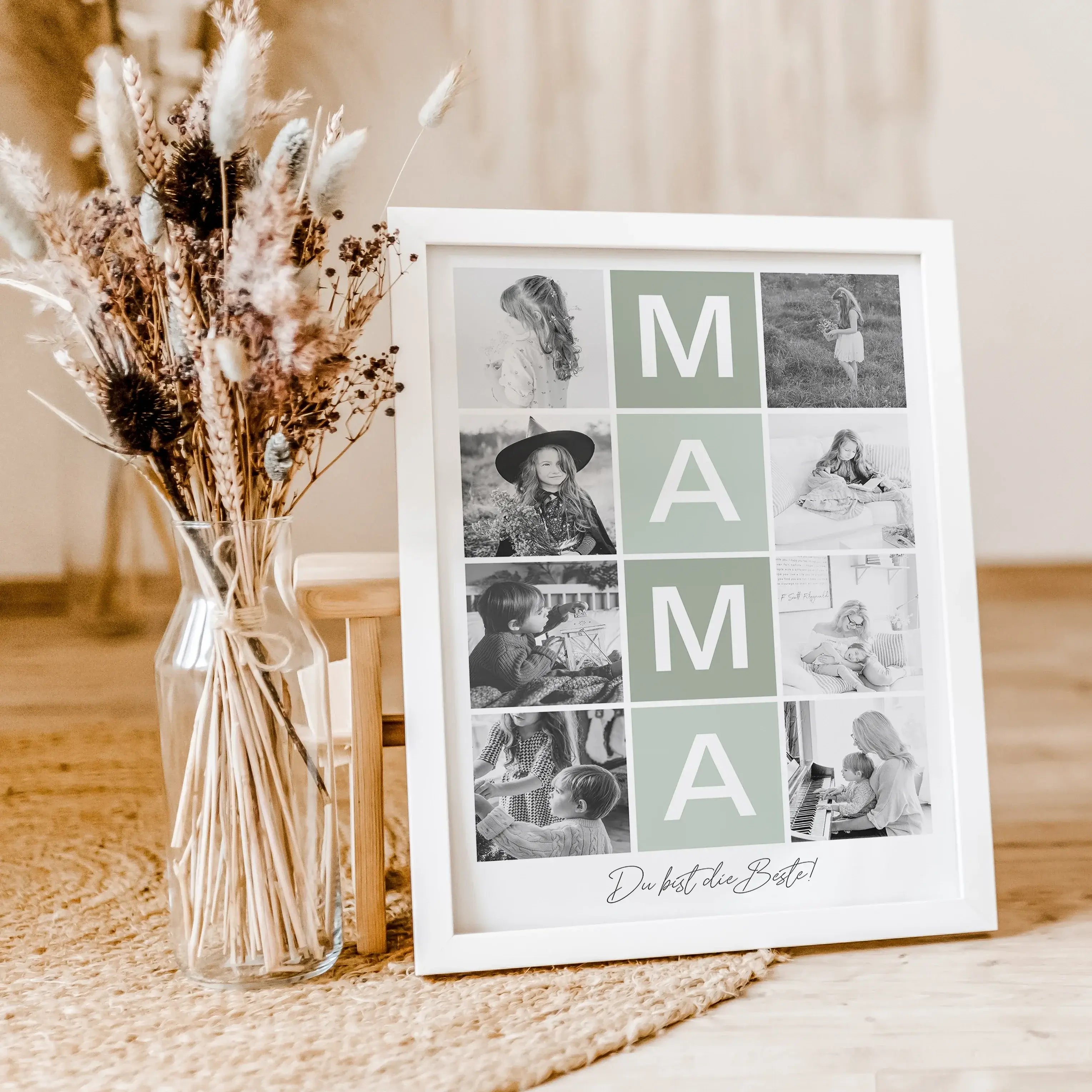 Fotocollage Mama Poster-famprints-Personalisiertes Poster-Auf der Fotocollage Mama findest du mittig, vertikal das Wort Mama, jeweils ein Buchstabe in einem farblichen Quadrat und darunter den personalisierbaren Schriftzug 'Du bist die Beste!'. Gesamt kan