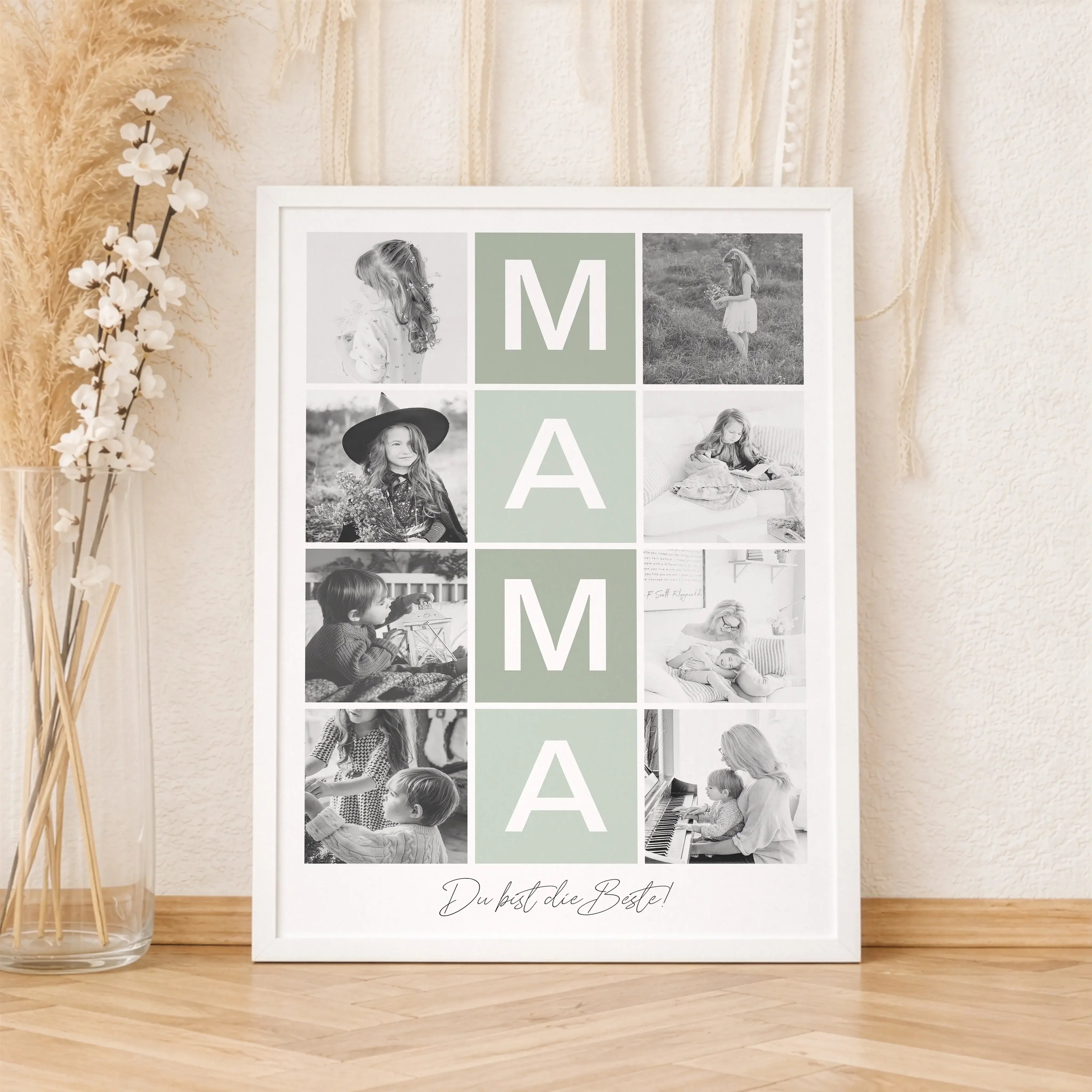 Fotocollage Mama Poster-Personalisiertes Poster-famprints-Mit dem Fotocollage Mama Poster gestaltest du ein persönliches Geschenk, das eure gemeinsamen Momente sichtbar macht. Im Mittelpunkt steht der Schriftzug Mama, ergänzt durch deine ausgewählten Foto