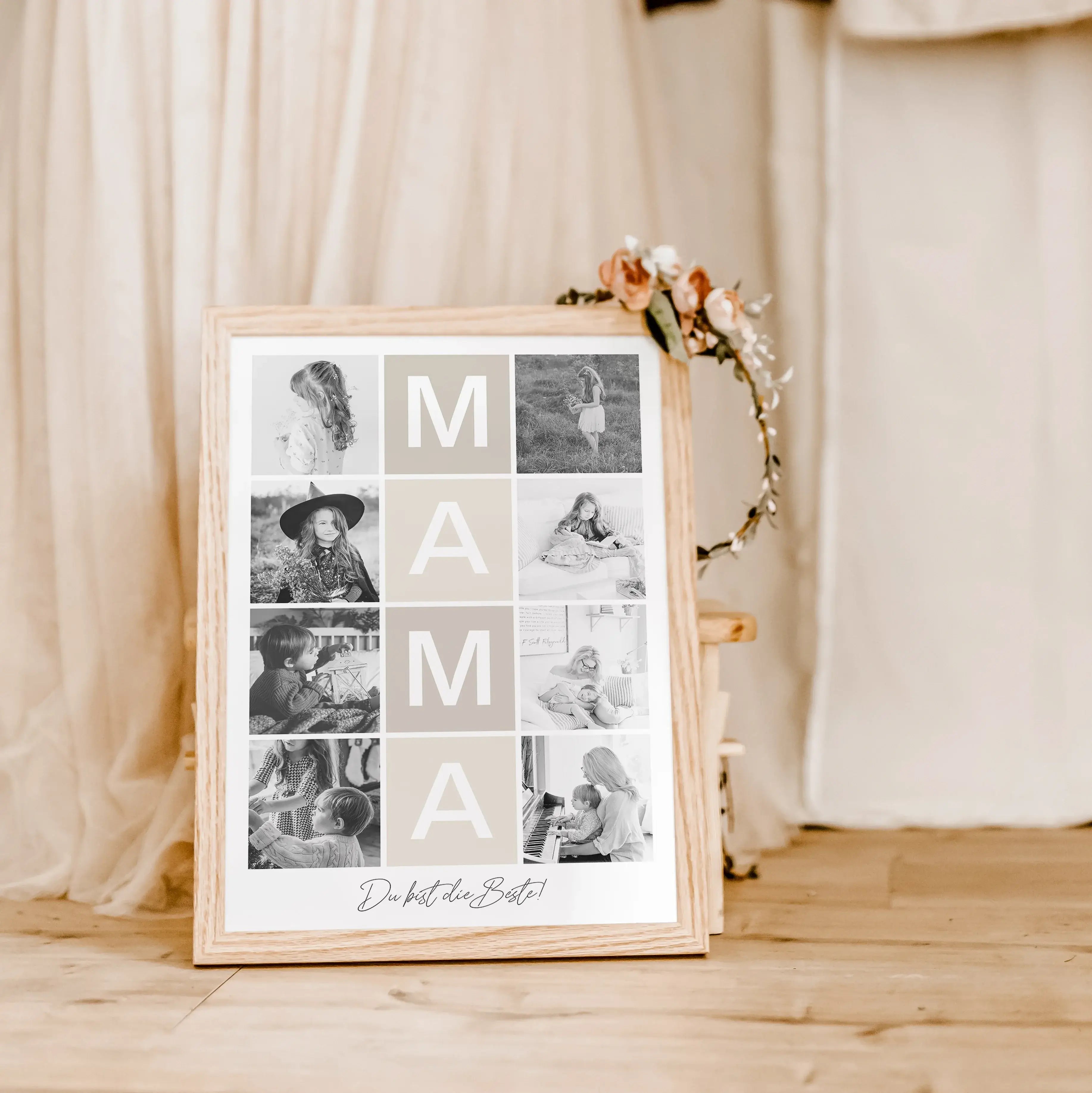 Fotocollage Mama Poster-famprints-Personalisiertes Poster-Auf der Fotocollage Mama findest du mittig, vertikal das Wort Mama, jeweils ein Buchstabe in einem farblichen Quadrat und darunter den personalisierbaren Schriftzug 'Du bist die Beste!'. Gesamt kan