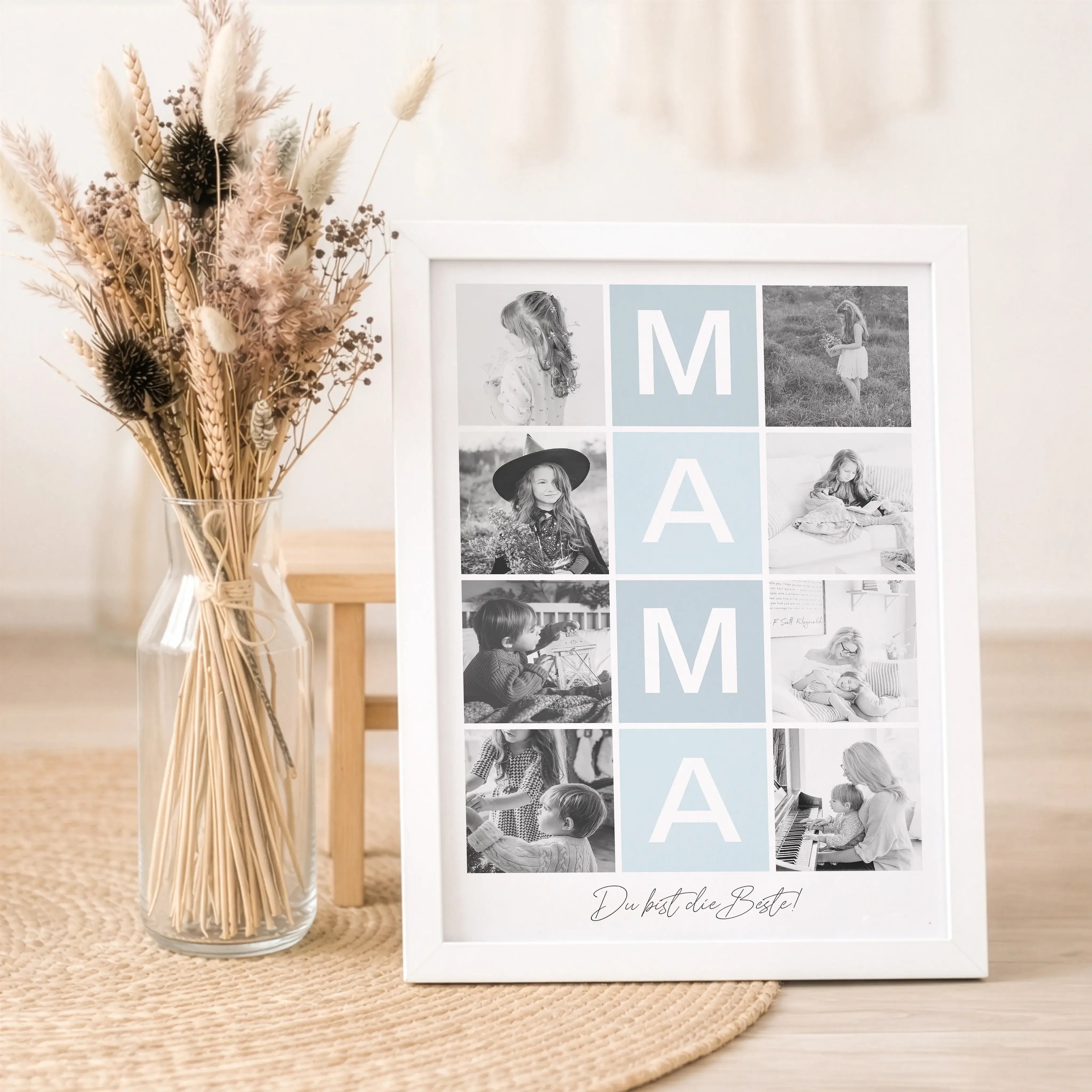 Fotocollage Mama Poster-Personalisiertes Poster-famprints-Mit dem Fotocollage Mama Poster gestaltest du ein persönliches Geschenk, das eure gemeinsamen Momente sichtbar macht. Im Mittelpunkt steht der Schriftzug Mama, ergänzt durch deine ausgewählten Foto