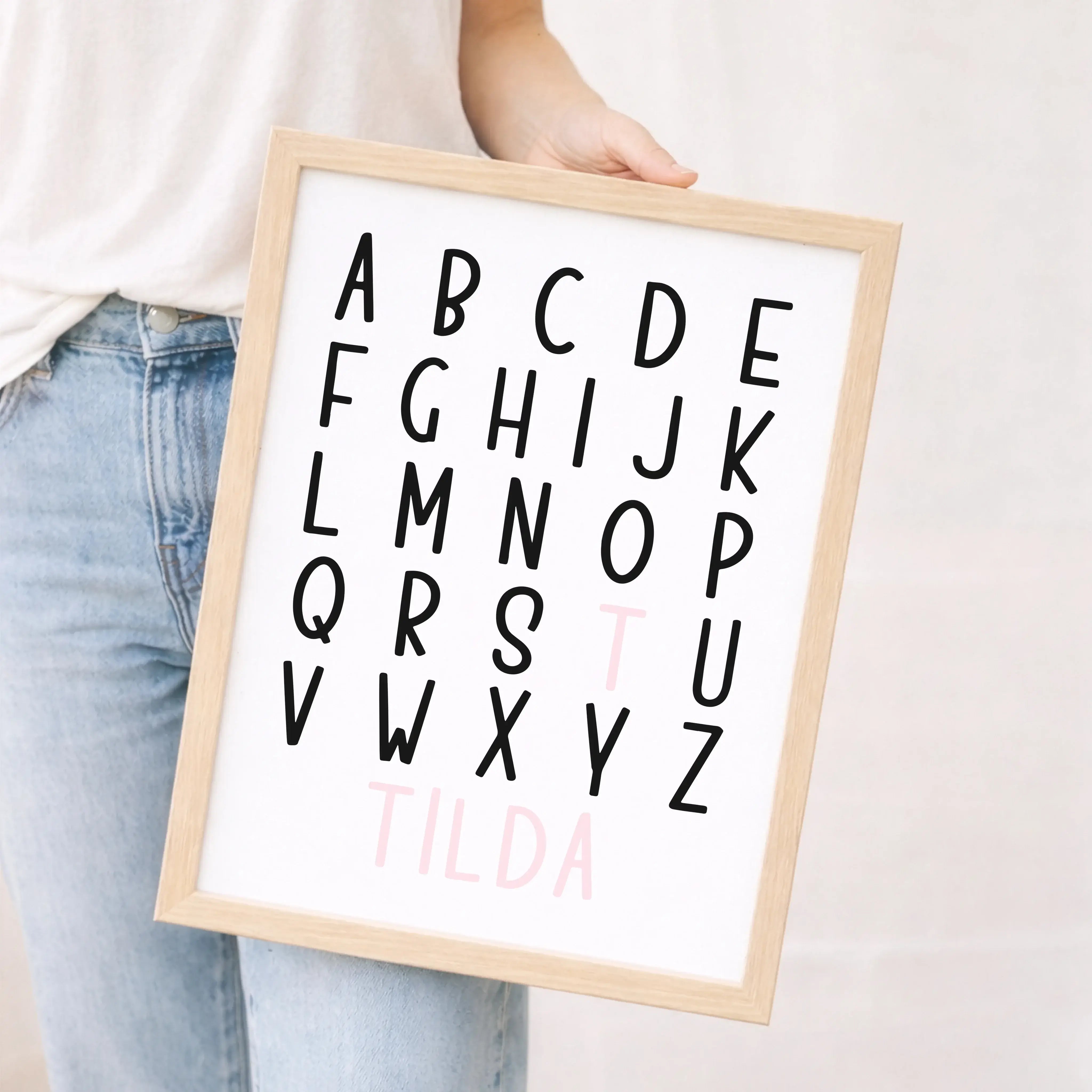 ABC Poster mit Namen-Personalisiertes Poster-famprints-Ein ABC Poster mit Namen ist mehr als nur Wanddeko – es begleitet dein Kind spielerisch beim Entdecken der Buchstaben und macht das Kinderzimmer persönlich. Durch die individuelle Gestaltung mit dem W