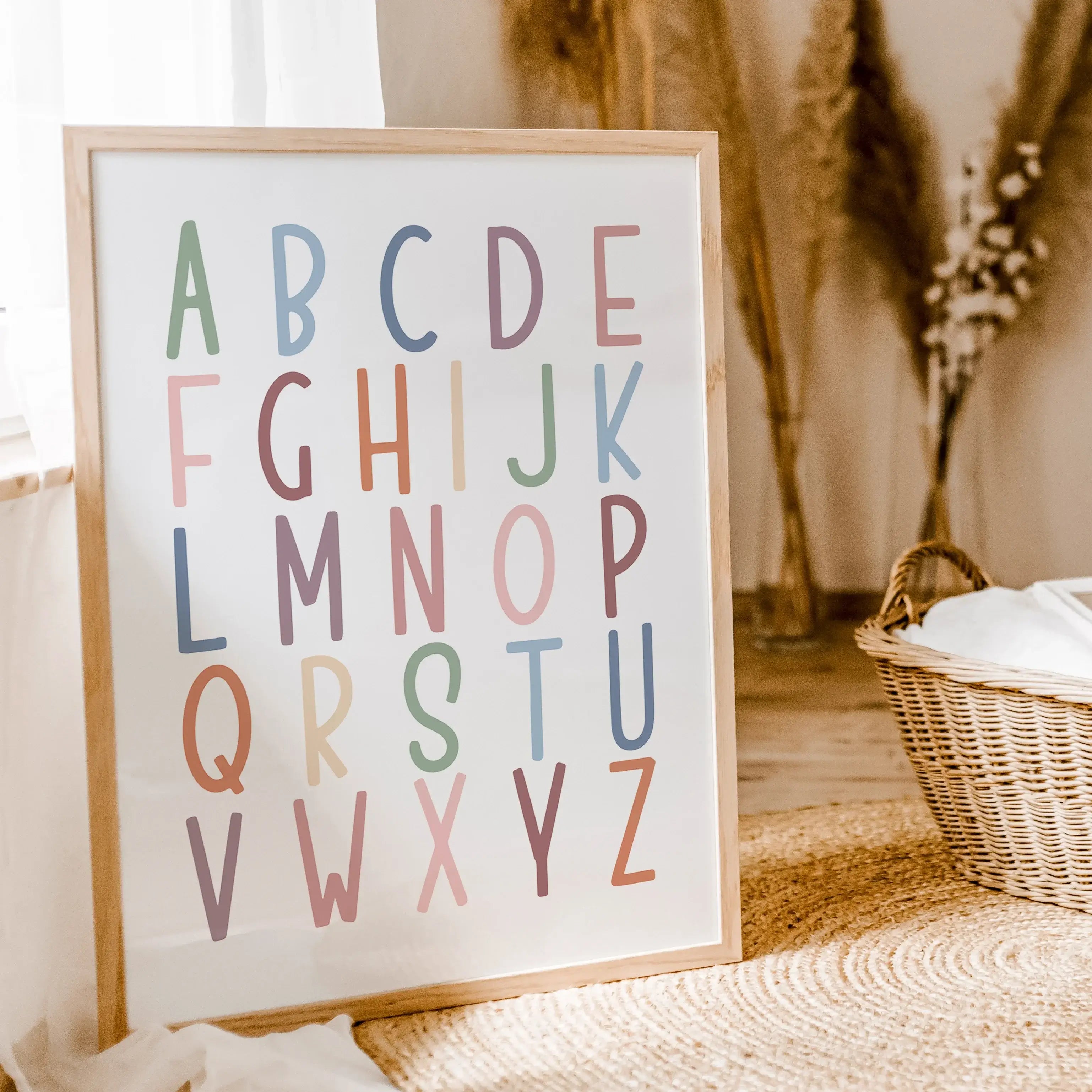 Alphabet Poster-famprints-Poster-Wir stellen dir das Alphabet Poster als Lernposter vor - eine lernreiche Wanddekoration für jedes Kinderzimmer! Dieses Poster ist das perfekte Lernmittel, um kleinen Kindern das Alphabet beizubringen. Dieses Poster fördert