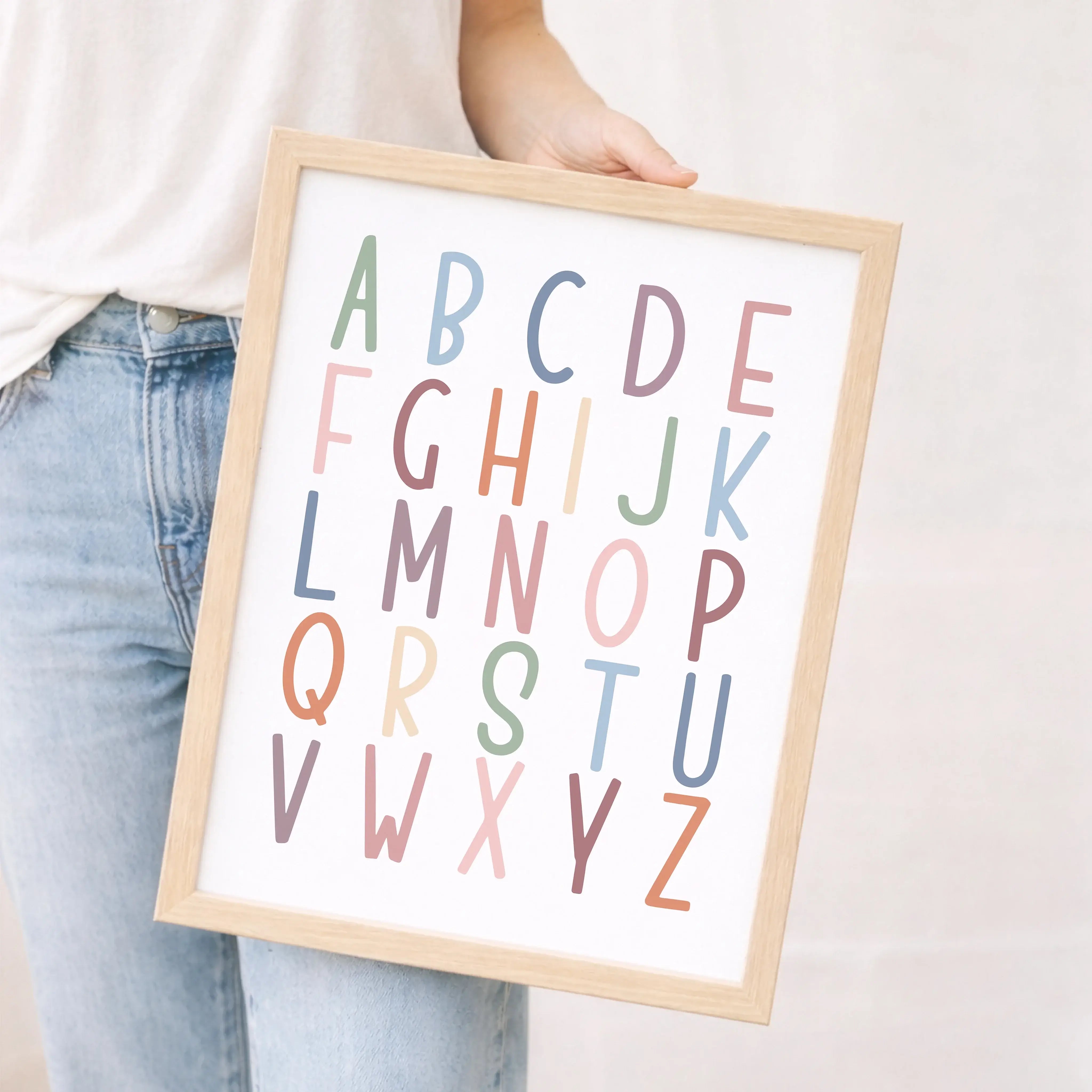Alphabet Poster-Poster-famprints-Mit dem Alphabet Poster von famprints bringst du spielerisches Lernen und stilvolle Wanddekoration zusammen. Das liebevoll gestaltete ABC Poster hilft Kindern dabei, Buchstaben zu erkennen, Laute zuzuordnen und erste Wörte