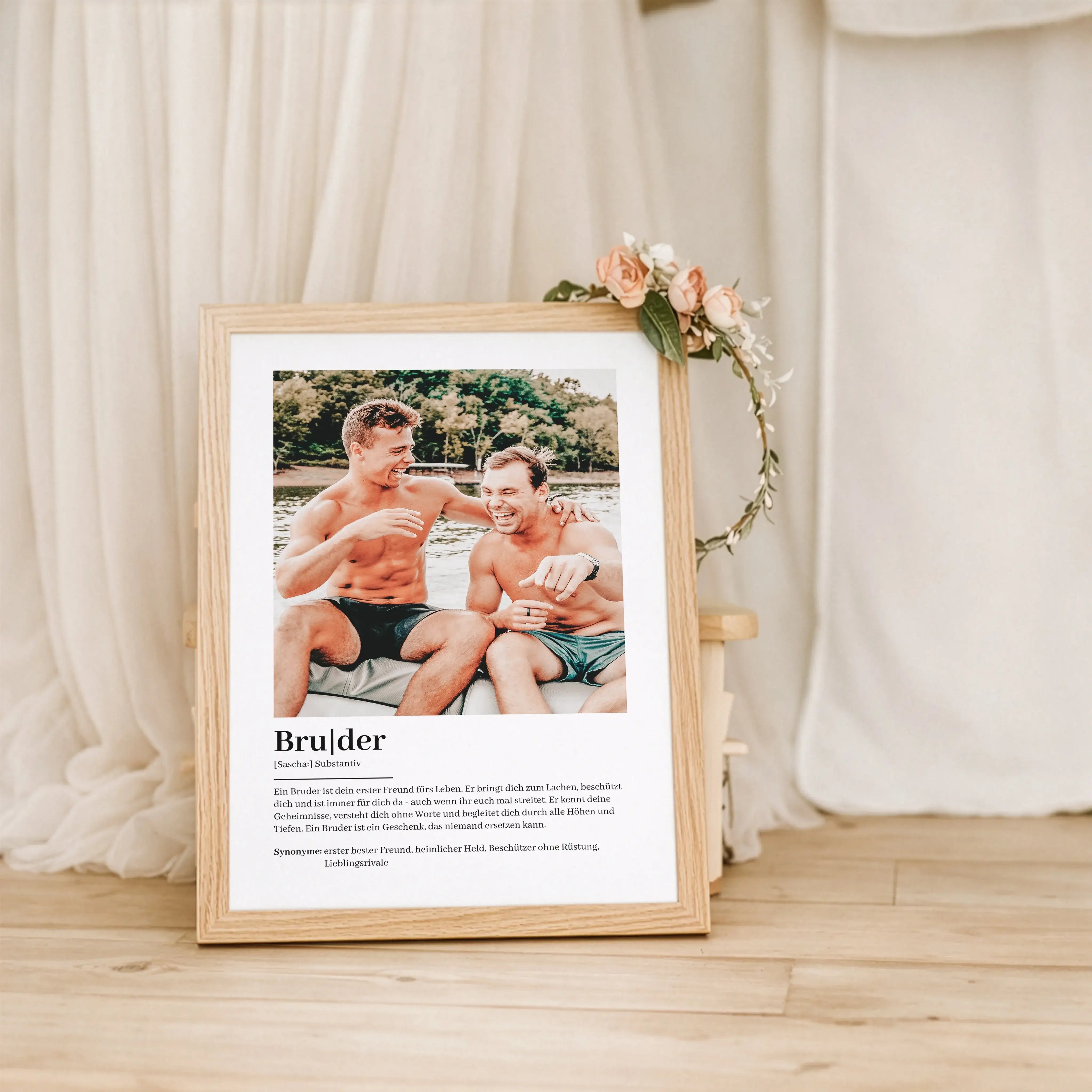 Bruder Definition Poster mit Foto-Personalisiertes Poster-famprints-Das Bruder Definition Poster mit Foto ist ein persönliches Geschenk, das eure Verbindung sichtbar macht. Bei famprints gestaltest du ein individuelles Poster, das deinen Bruder so zeigt,