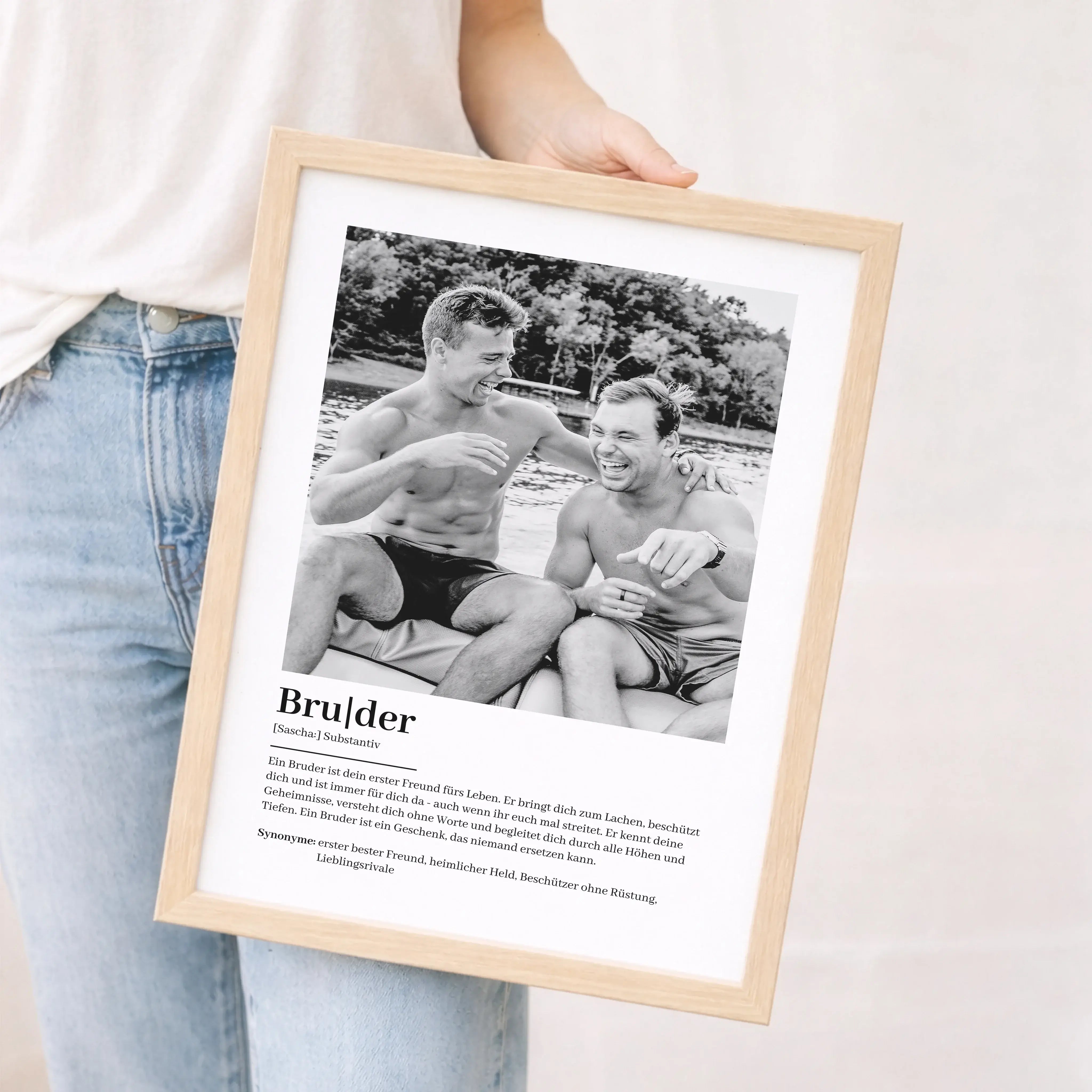 Bruder Definition Poster mit Foto-Personalisiertes Poster-famprints-Das Bruder Definition Poster mit Foto ist ein persönliches Geschenk, das eure Verbindung sichtbar macht. Bei famprints gestaltest du ein individuelles Poster, das deinen Bruder so zeigt,