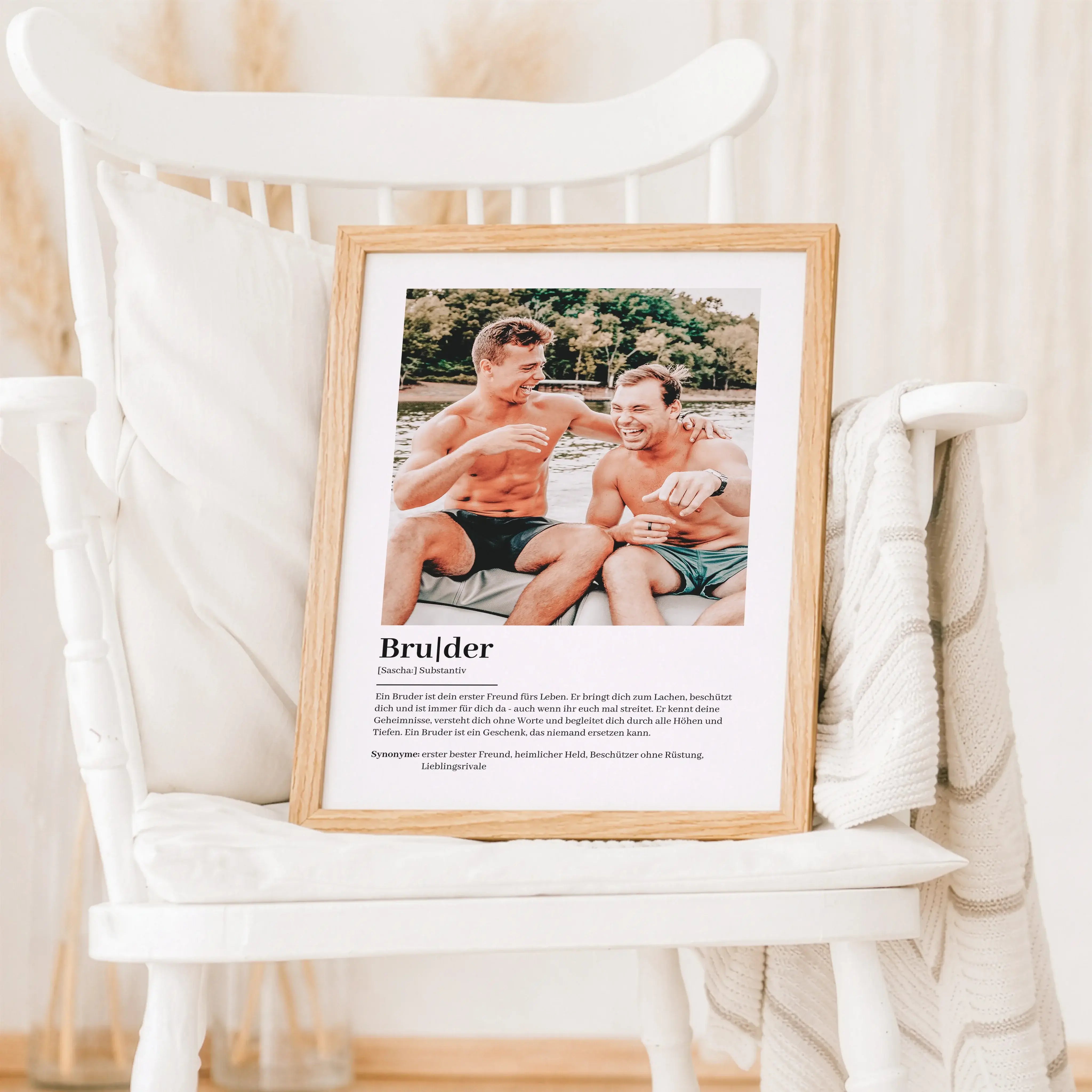 Bruder Definition Poster mit Foto-Personalisiertes Poster-famprints-Das Bruder Definition Poster mit Foto ist ein persönliches Geschenk, das eure Verbindung sichtbar macht. Bei famprints gestaltest du ein individuelles Poster, das deinen Bruder so zeigt,