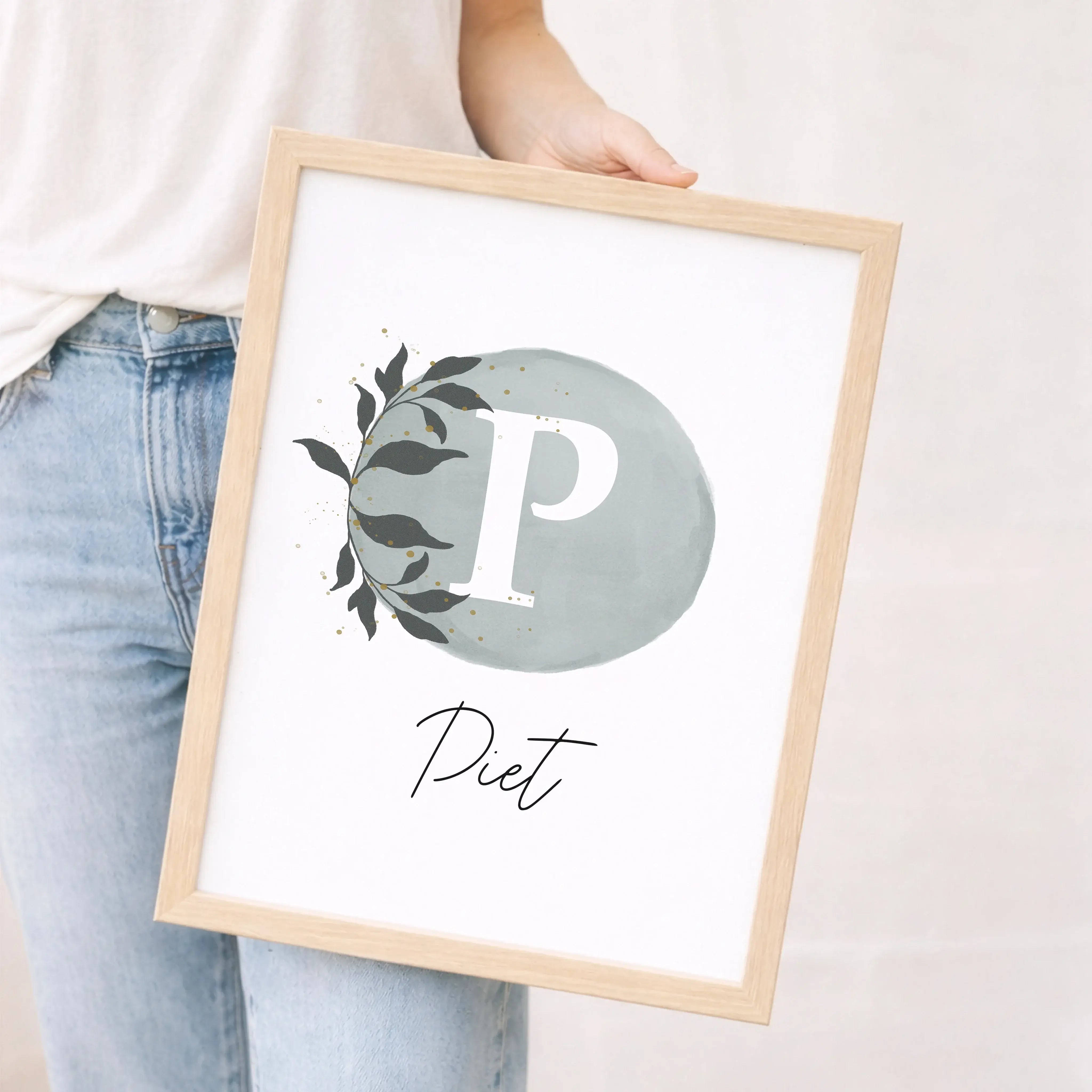 Buchstaben Poster Wasserfarbe-Personalisiertes Poster-famprints-Mit dem Buchstaben Poster Wasserfarbe von famprints gestaltest du einen ganz persönlichen Blickfang für Kinderzimmer, Spielbereich oder als liebevolles Geschenk zur Geburt. Der sanfte Aquarel