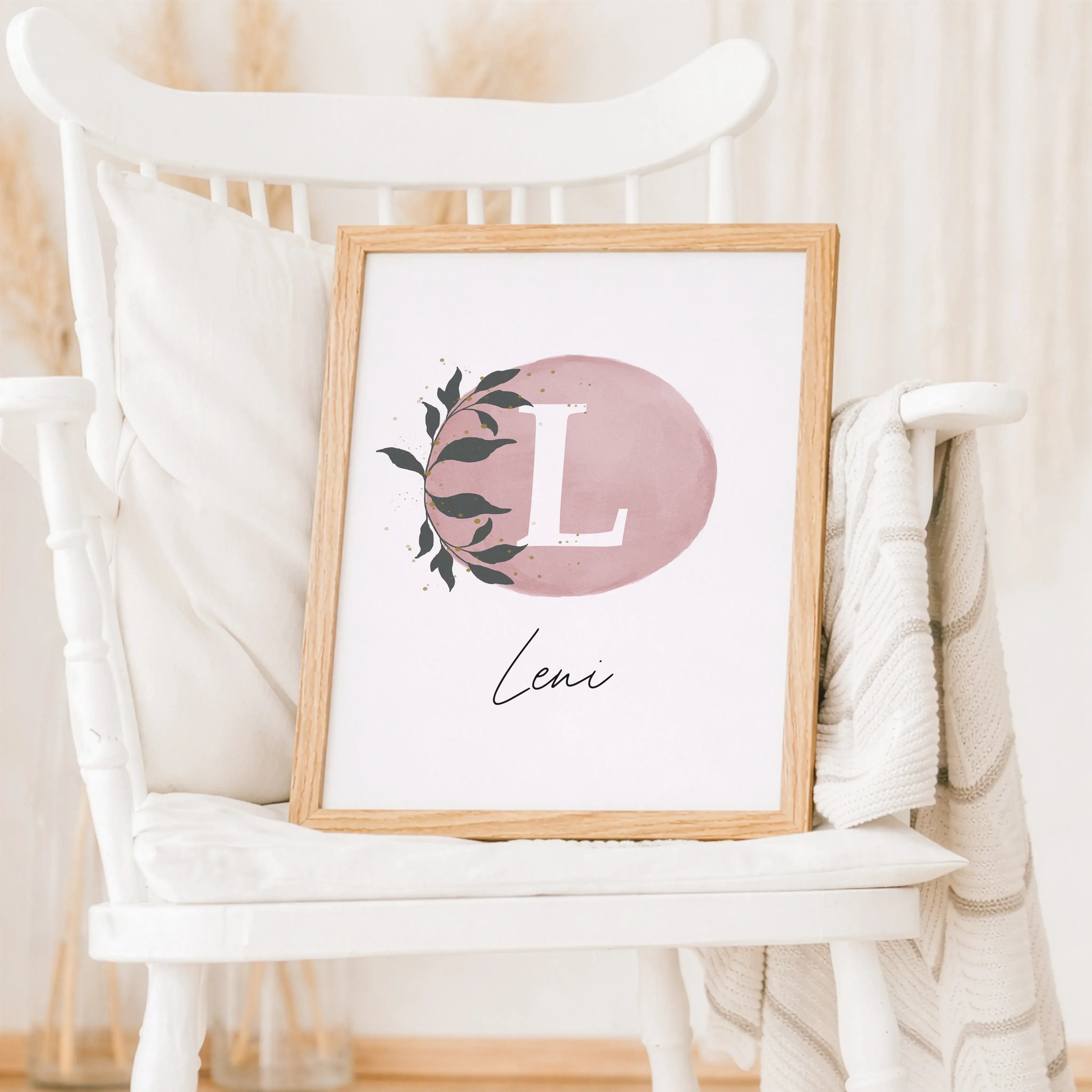 Buchstaben Poster Wasserfarbe-Personalisiertes Poster-famprints-Mit dem Buchstaben Poster Wasserfarbe von famprints gestaltest du einen ganz persönlichen Blickfang für Kinderzimmer, Spielbereich oder als liebevolles Geschenk zur Geburt. Der sanfte Aquarel