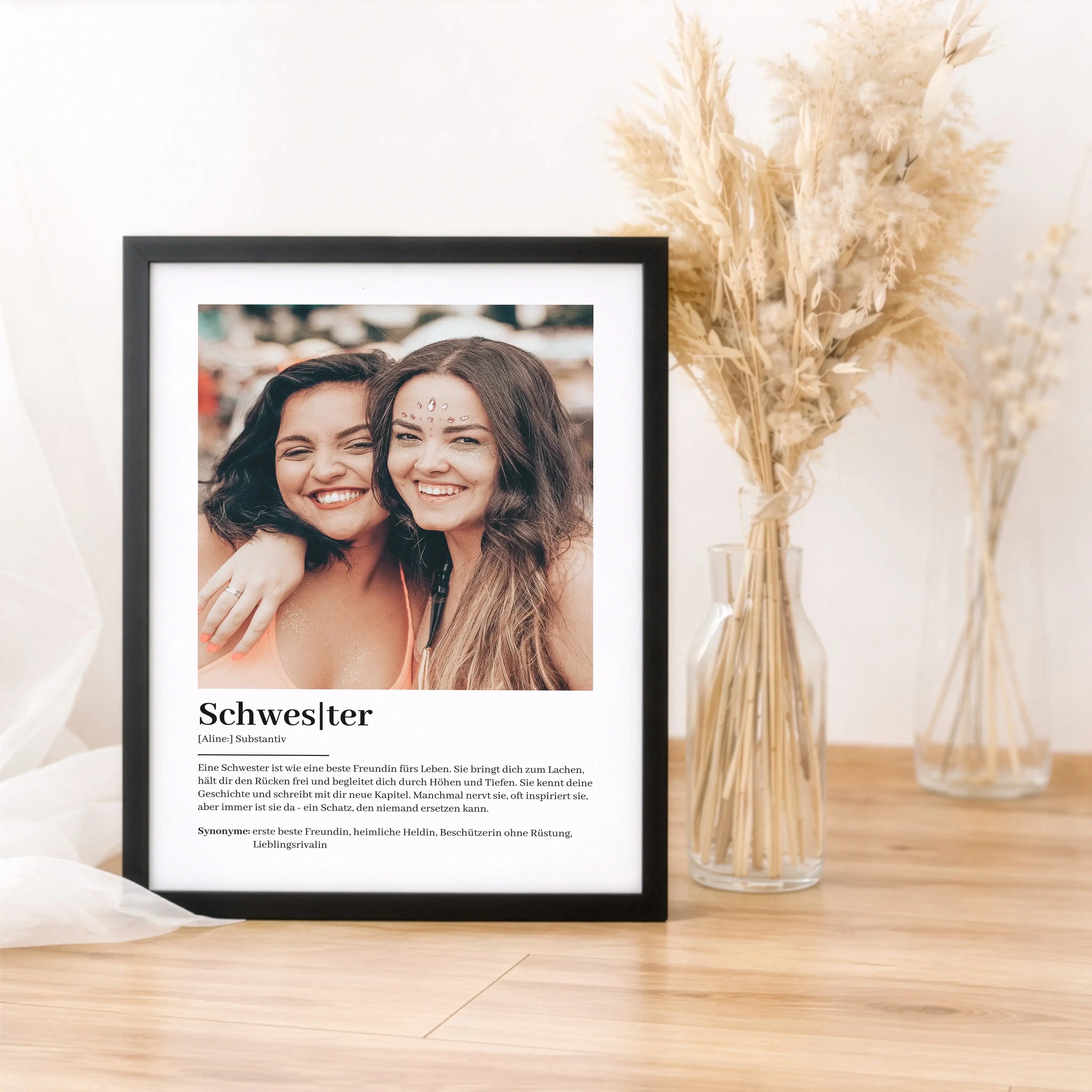 Schwester Definition Poster mit Foto-Personalisiertes Poster-famprints-Das Schwester Definition Poster mit Foto von famprints ist mehr als ein dekoratives Wandbild. Es ist eine persönliche Botschaft, die zeigt, was euch verbindet. Die Definition beschreib