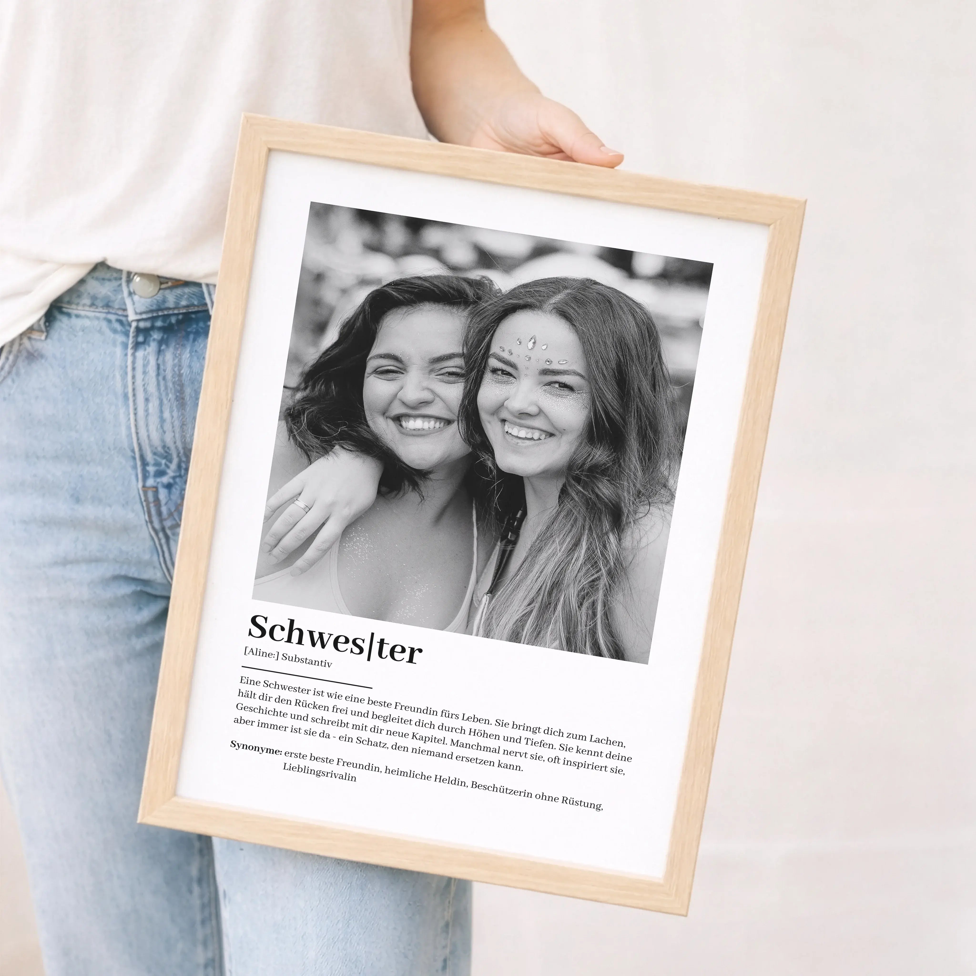Schwester Definition Poster mit Foto-Personalisiertes Poster-famprints-Das Schwester Definition Poster mit Foto von famprints ist mehr als ein dekoratives Wandbild. Es ist eine persönliche Botschaft, die zeigt, was euch verbindet. Die Definition beschreib