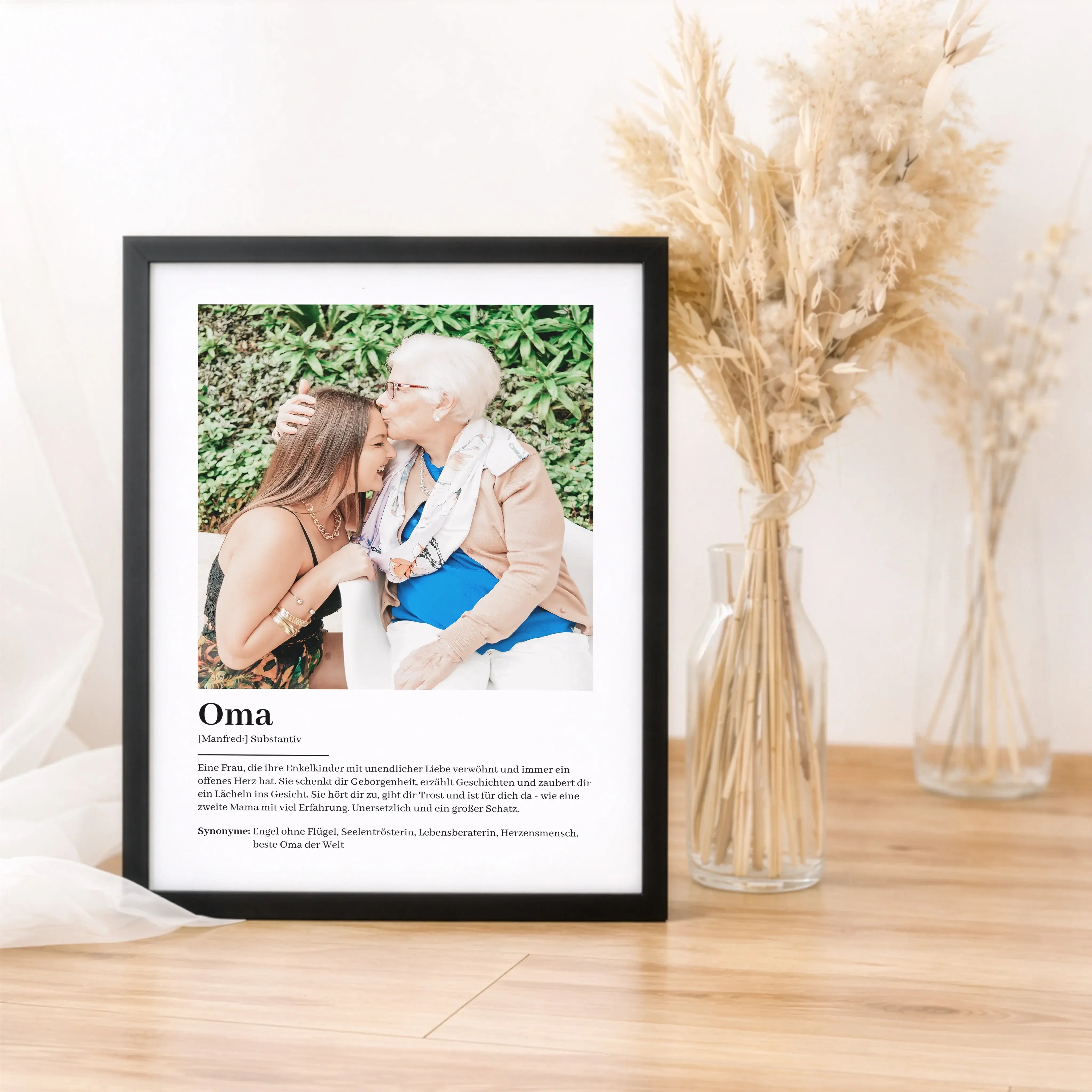 Oma Definition Poster mit Foto-Personalisiertes Poster-famprints-Das Oma Definition Poster mit Foto ist ein persönliches Geschenk, das Erinnerungen sichtbar macht und deiner Oma zeigt, wie viel sie dir bedeutet. Das liebevoll gestaltete Design verbindet e
