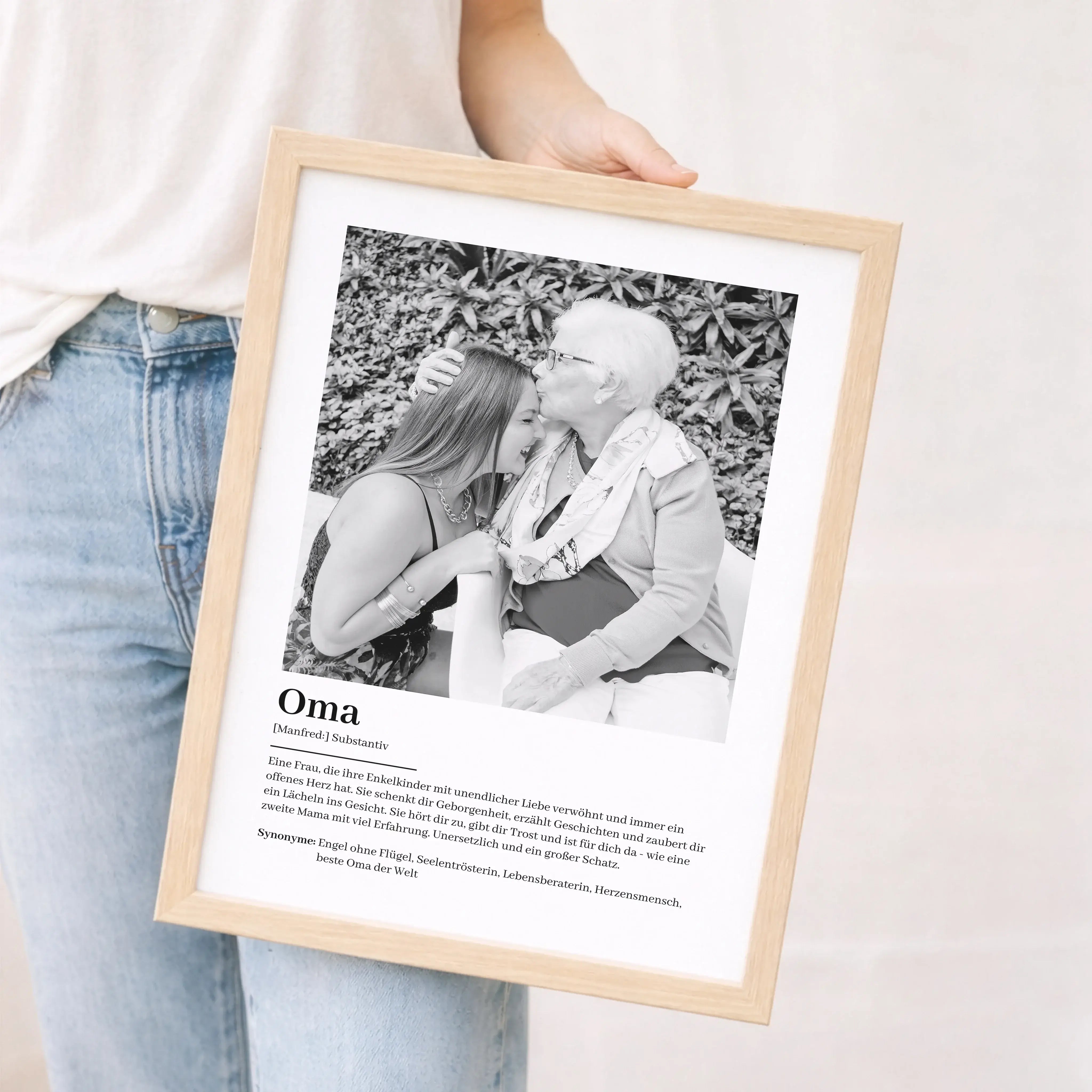 Oma Definition Poster mit Foto-Personalisiertes Poster-famprints-Das Oma Definition Poster mit Foto ist ein persönliches Geschenk, das Erinnerungen sichtbar macht und deiner Oma zeigt, wie viel sie dir bedeutet. Das liebevoll gestaltete Design verbindet e