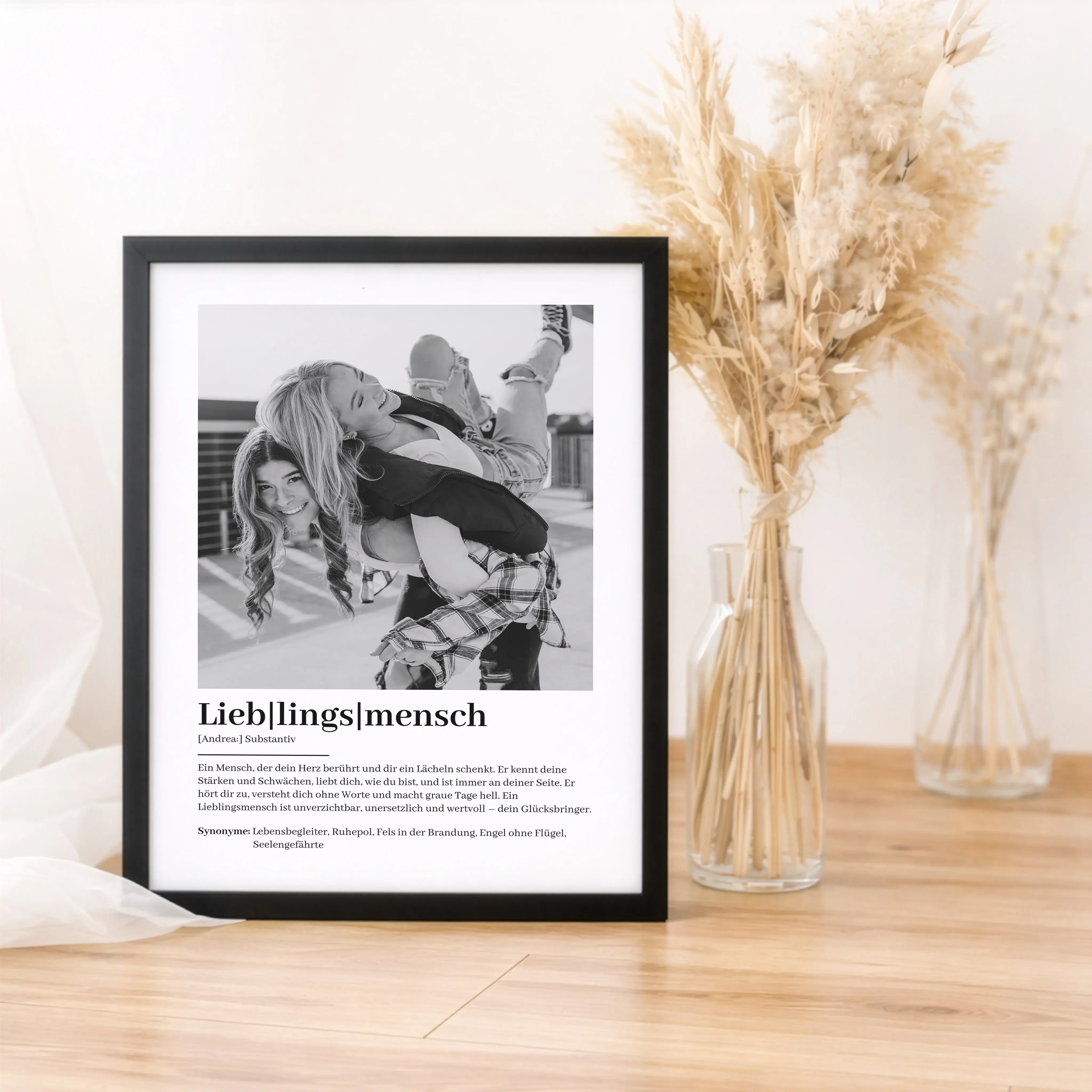 Lieblingsmensch Definition Poster mit Foto-Personalisiertes Poster-famprints-Das Lieblingsmensch Definition Poster mit Foto von famprints ist mehr als eine schöne Wanddeko. Es ist eine persönliche Botschaft, die zeigt, was euch verbindet. Du gestaltest de
