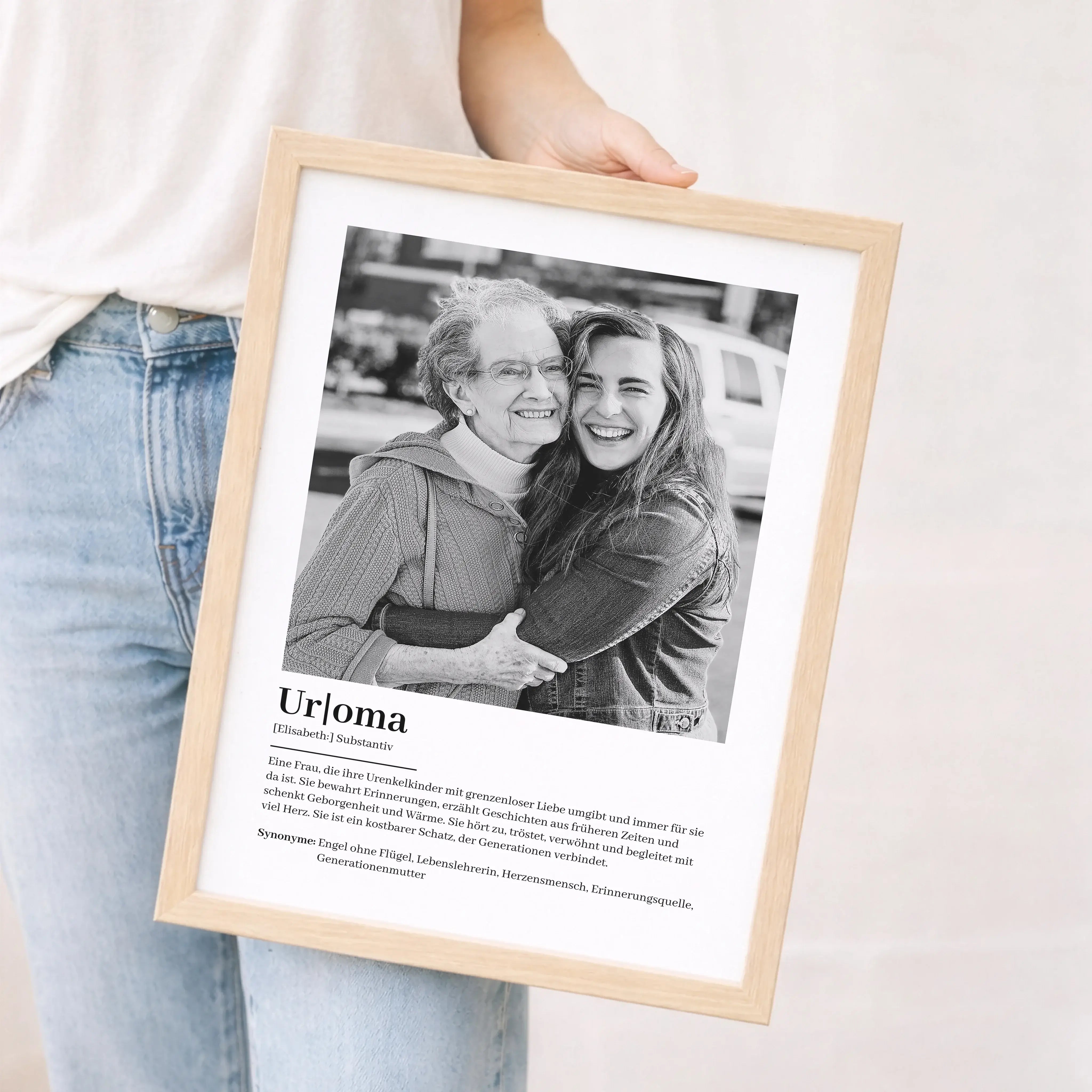 Uroma Definition Poster mit Foto-Personalisiertes Poster-famprints-Das Uroma Definition Poster mit Foto ist ein persönliches Geschenk für alle, die ihrer Uroma zeigen möchten, wie wichtig sie für die Familie ist. Das liebevoll gestaltete Design verbindet
