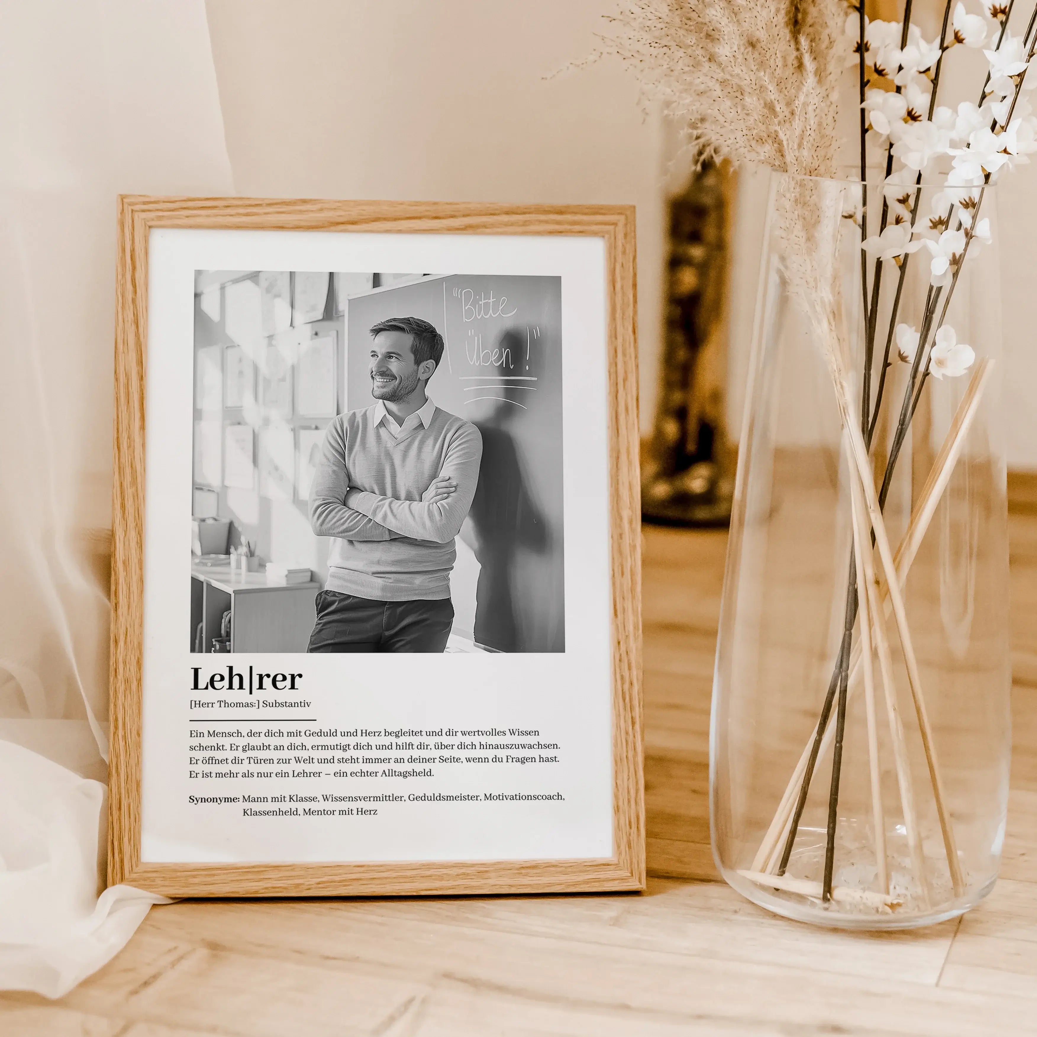 Lehrer Definition Poster mit Foto-Personalisiertes Poster-famprints-Suchst du nach einem besonderen Geschenk für deinen Lehrer? Unser Lehrer Definition Poster mit Foto ist die perfekte Wahl! Dieses liebevoll gestaltete Poster zeigt auf einzigartige Weise,
