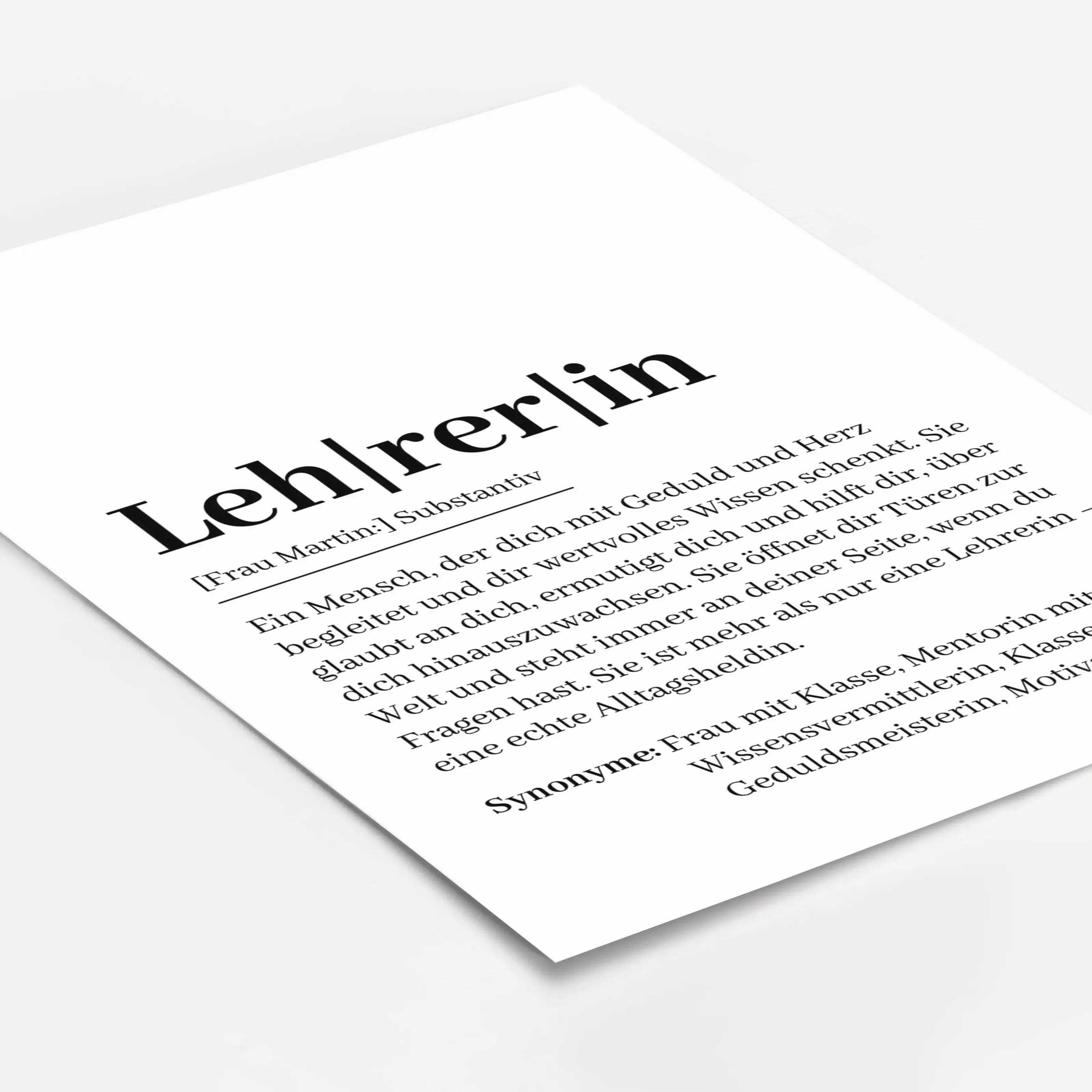 Lehrerin Definition Poster-Personalisiertes Poster-famprints-Das Lehrerin Definition Poster ist ein persönliches Geschenk, das Wertschätzung sichtbar macht und genau dort ankommt, wo Worte oft fehlen. In moderner Wörterbuch-Optik beschreibt es auf liebevo