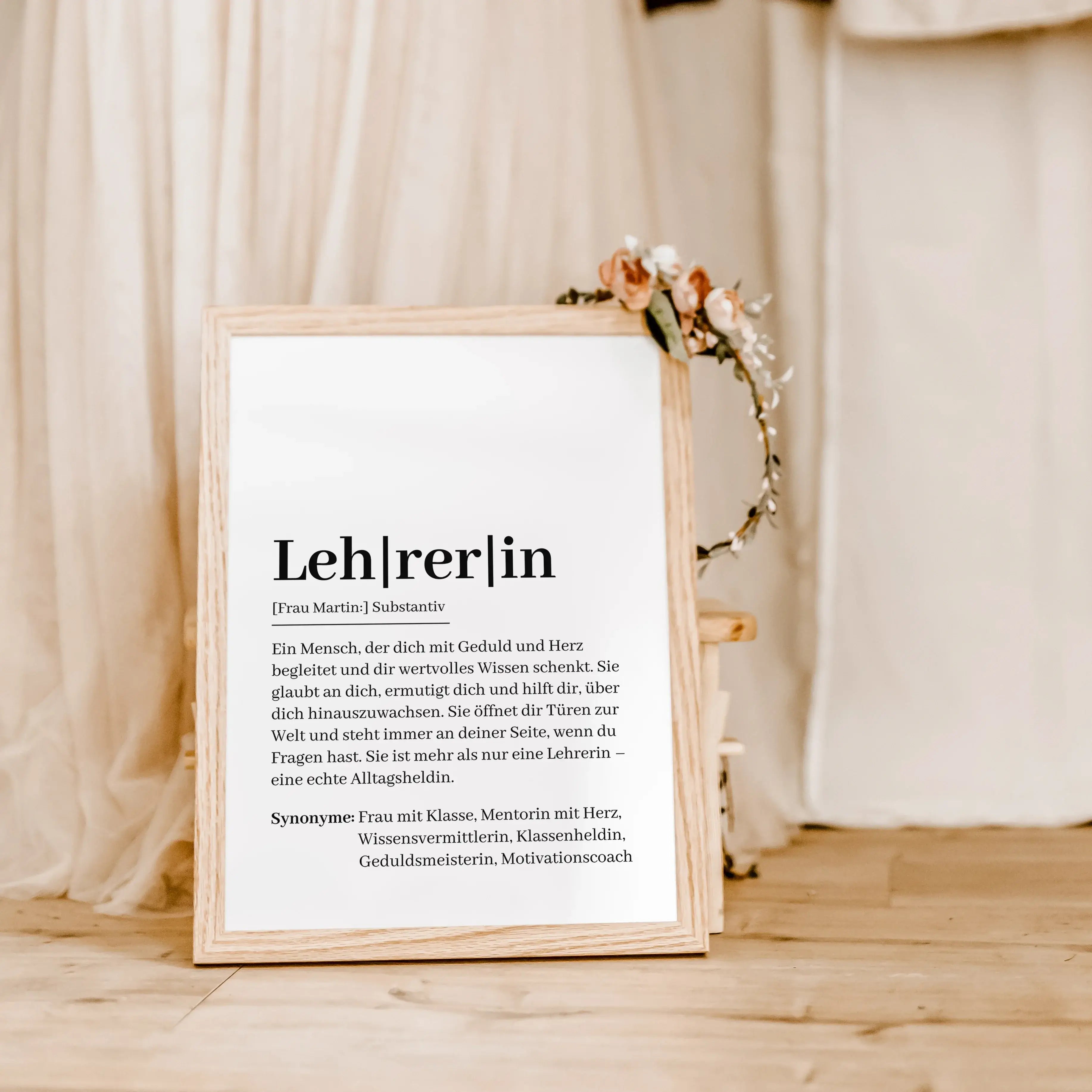 Lehrerin Definition Poster-Personalisiertes Poster-famprints-Suchst du nach einem besonderen Geschenk für deine Lehrerin? Unser Lehrerin Definition Poster ist die perfekte Wahl! Dieses liebevoll gestaltete Poster beschreibt auf einzigartige Weise, wie ein