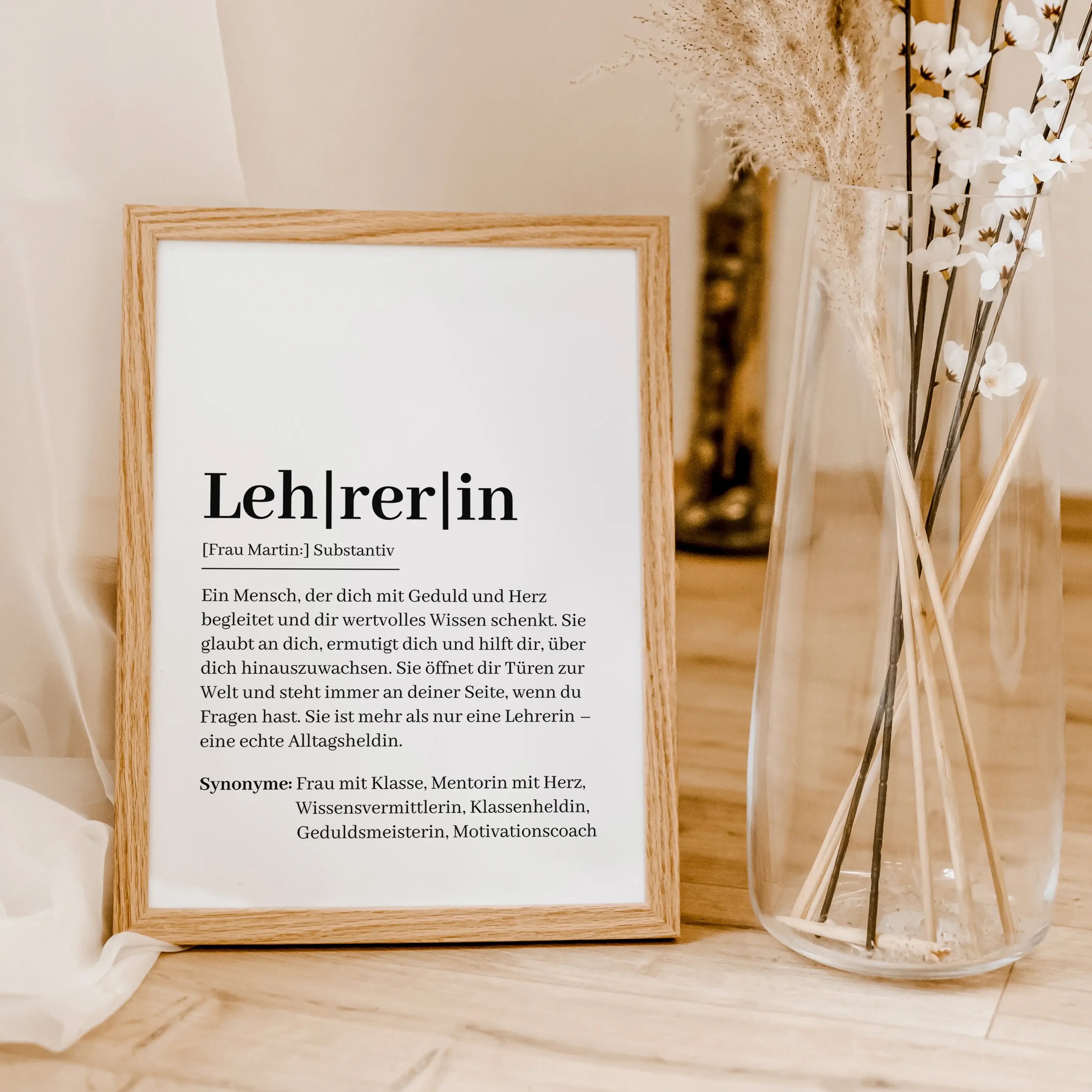 Lehrerin Definition Poster-Personalisiertes Poster-famprints-Suchst du nach einem besonderen Geschenk für deine Lehrerin? Unser Lehrerin Definition Poster ist die perfekte Wahl! Dieses liebevoll gestaltete Poster beschreibt auf einzigartige Weise, wie ein