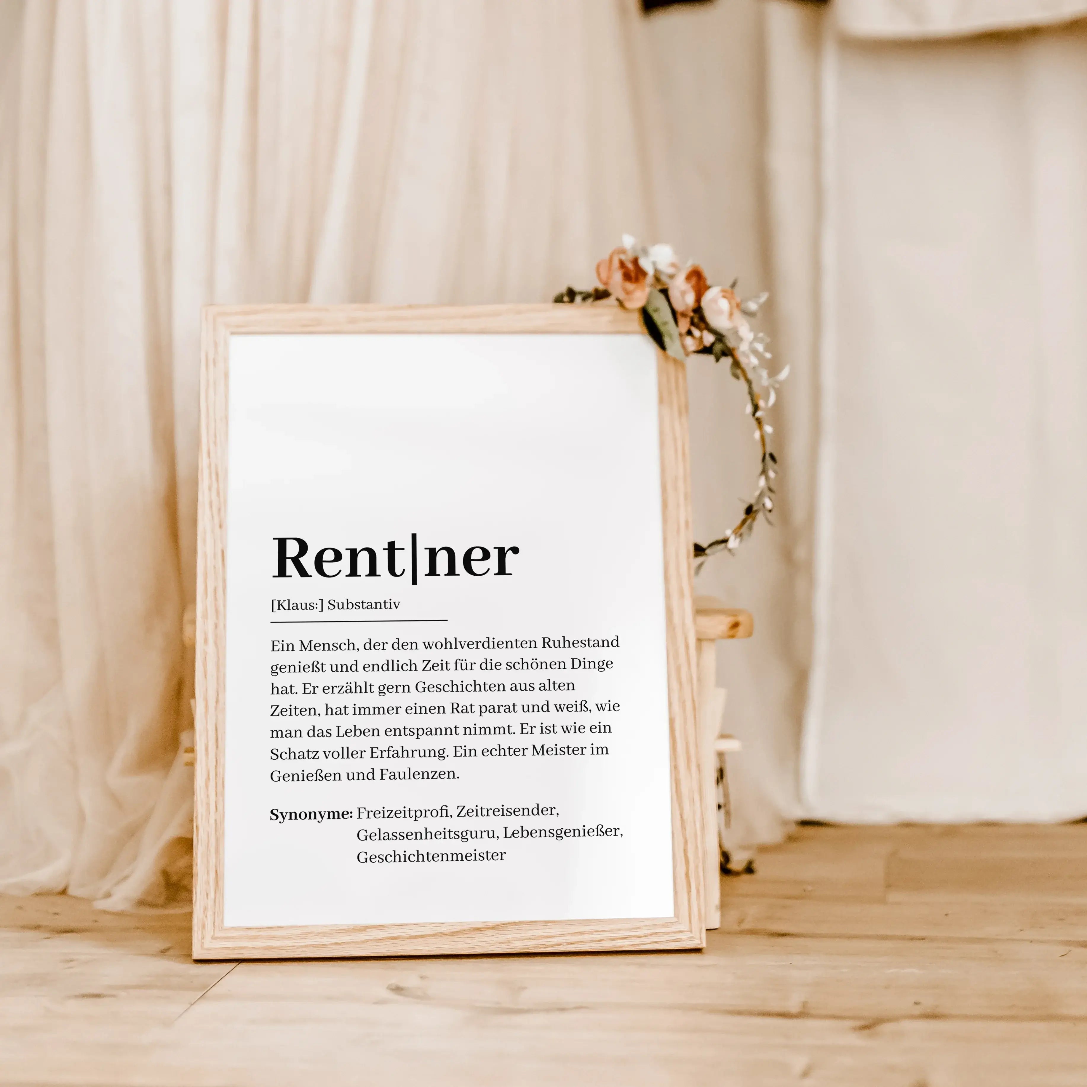 Rentner Definition Poster-Personalisiertes Poster-famprints-Entdecke unser liebevoll gestaltetes Rentner Definition Poster – das perfekte Geschenk zum Rentenbeginn! Dieses besondere Poster zeigt auf humorvolle und herzliche Weise, wie ein Rentner wirklich
