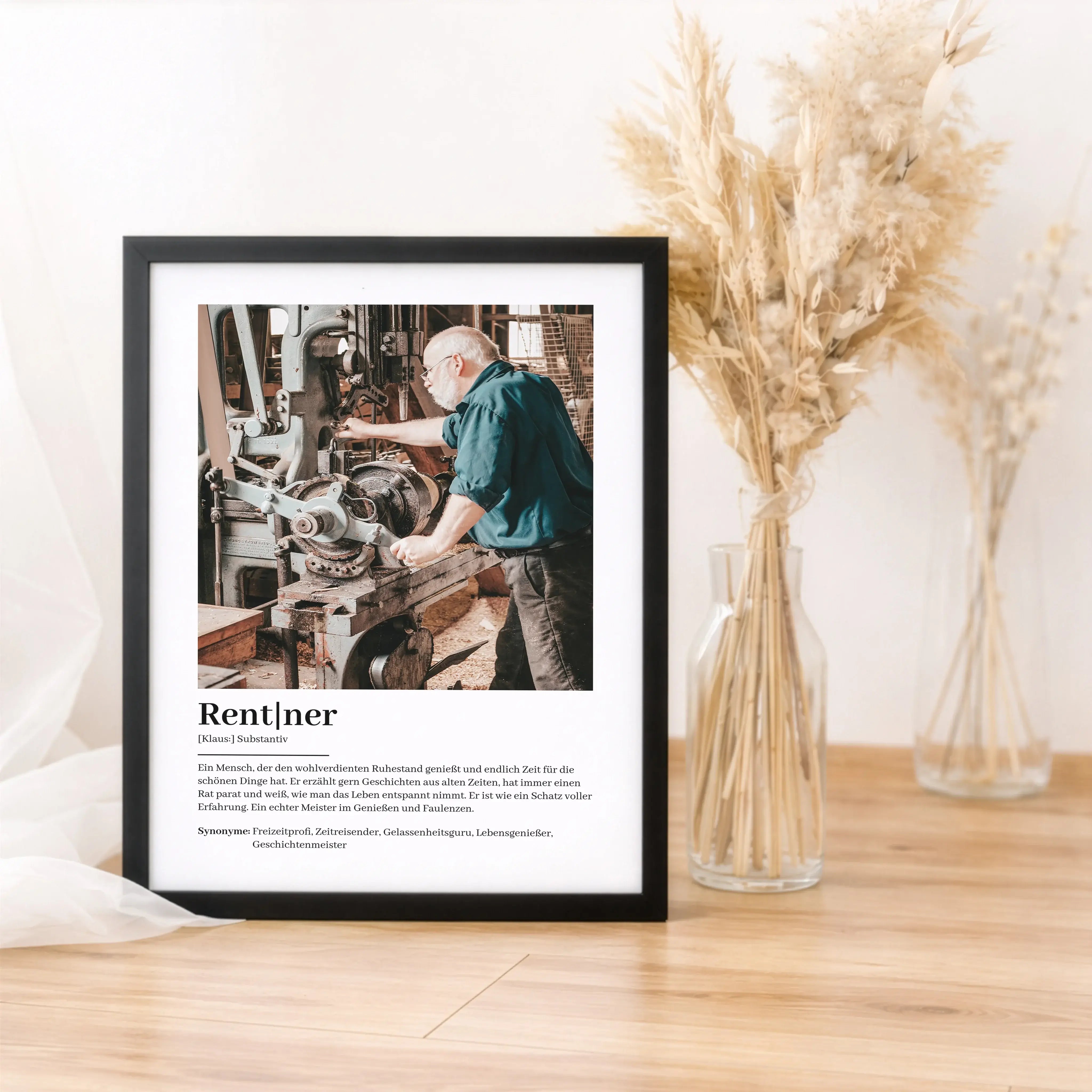 Rentner Definition Poster mit Foto-Personalisiertes Poster-famprints-Das Rentner Definition Poster mit Foto ist ein persönliches Geschenk zum Ruhestand, das Humor, Wertschätzung und Individualität verbindet. Bei famprints gestaltest du ein Poster, das den