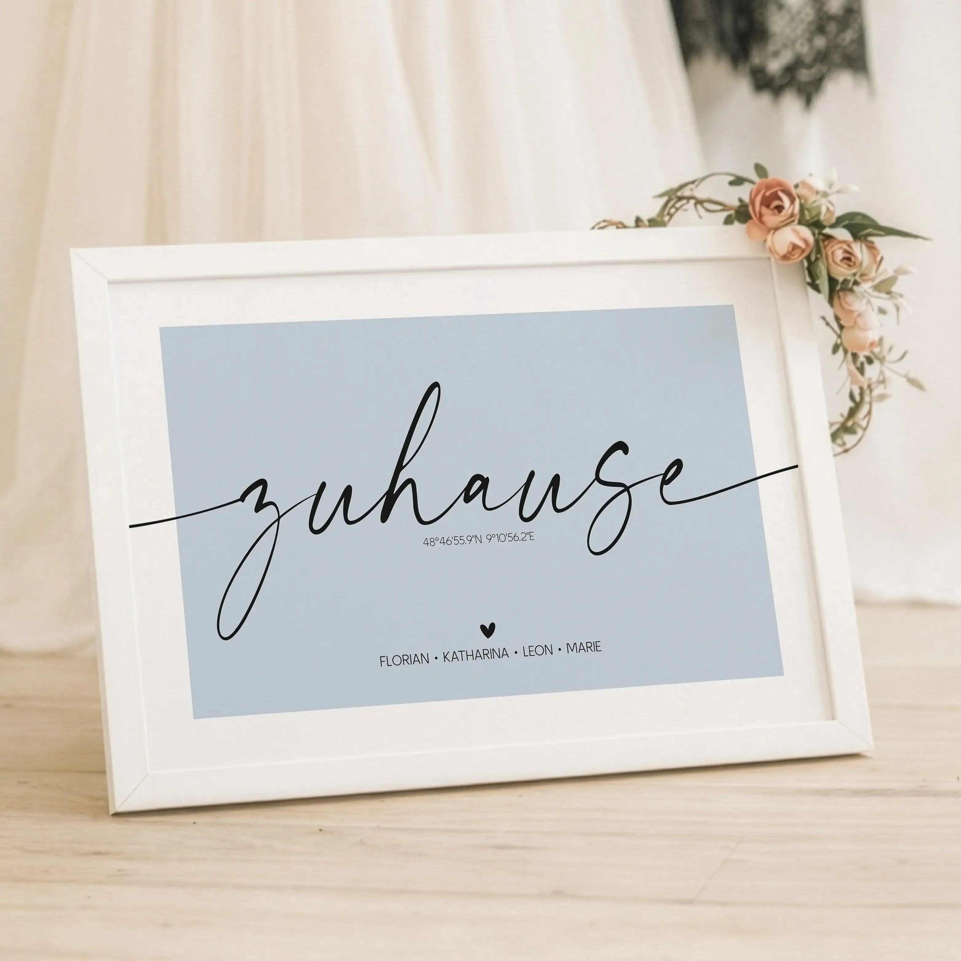 Poster Zuhause No1-Personalisiertes Poster-famprints-Das Poster Zuhause No1 von famprints macht aus deinem Zuhause einen Ort mit Bedeutung. Es zeigt nicht einfach vier Wände, sondern den Platz, an dem dein Leben passiert. Mit Namen, Datum oder Koordinaten