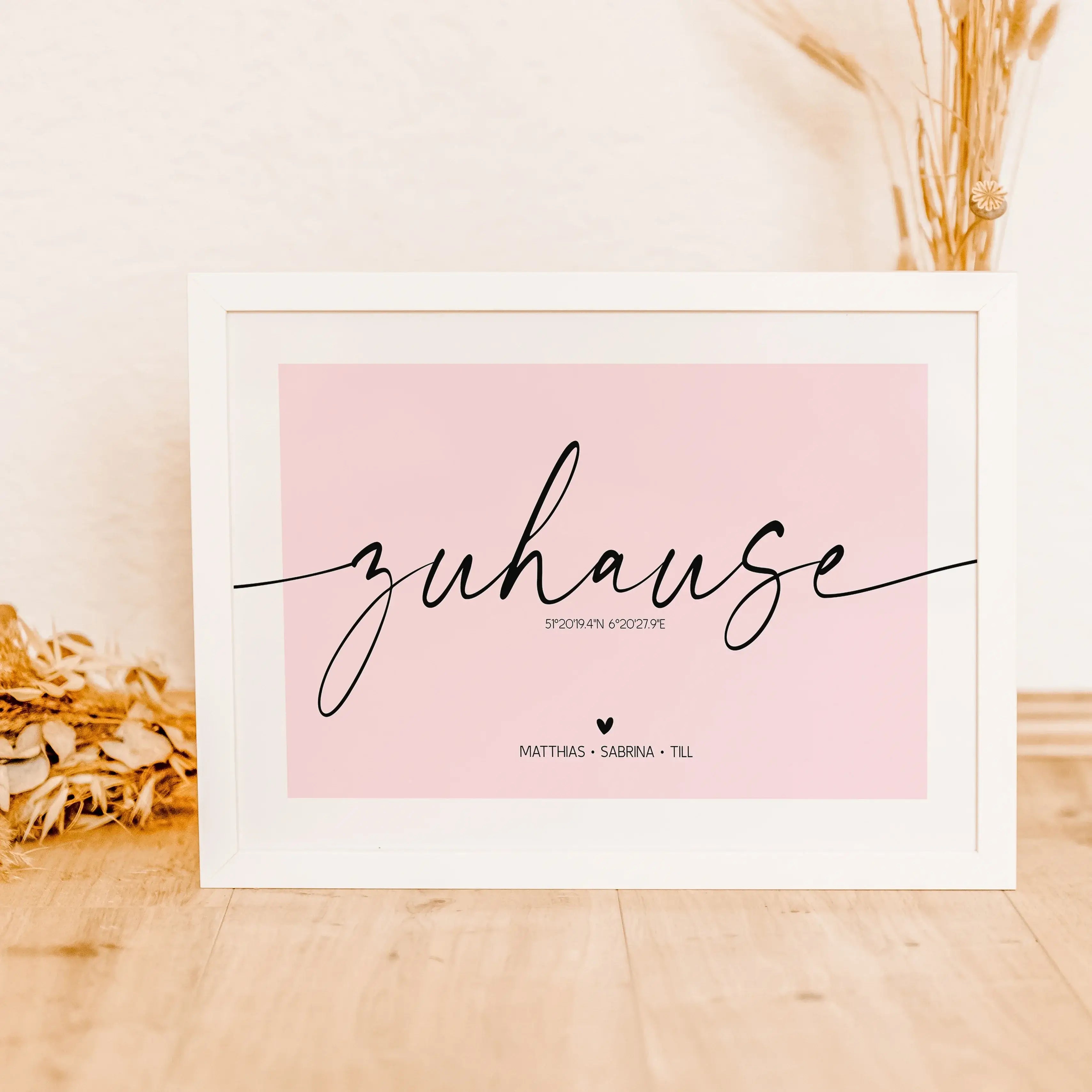 Poster Zuhause No1-famprints-Personalisiertes Poster-Entdecke unser Zuhause Poster, das deinem neuen Lebensabschnitt einen ganz individuellen Rahmen verleiht. Dieses liebevoll gestaltete Bild Zuhause ist mehr als nur ein dekoratives Element; es wird zum e