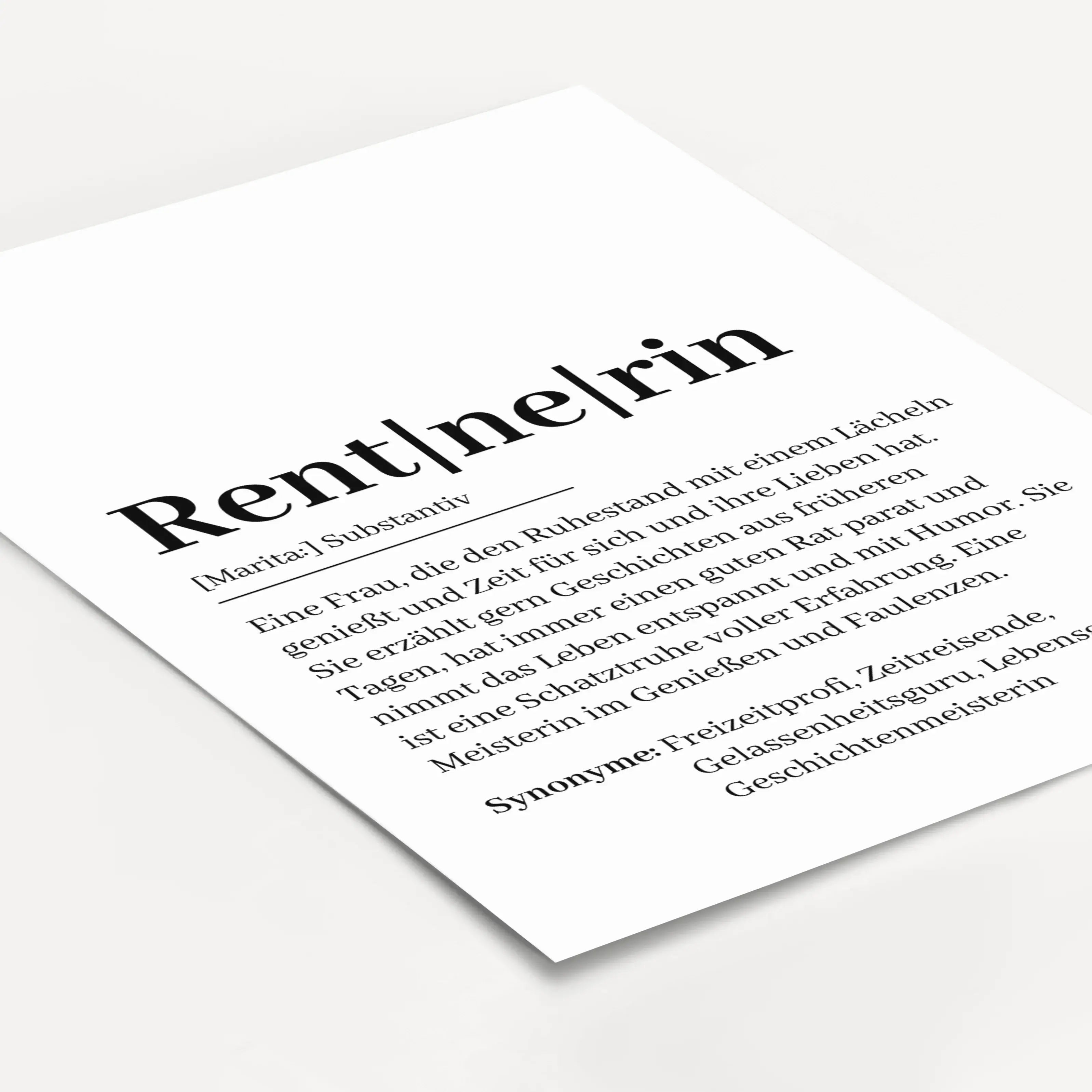 Rentnerin Definition Poster-Personalisiertes Poster-famprints-Suchst du ein besonderes Geschenk zum Rentenbeginn? Unser Rentnerin Definition Poster ist die perfekte Wahl! Dieses liebevoll gestaltete Poster zeigt auf humorvolle und herzliche Weise, wie ein