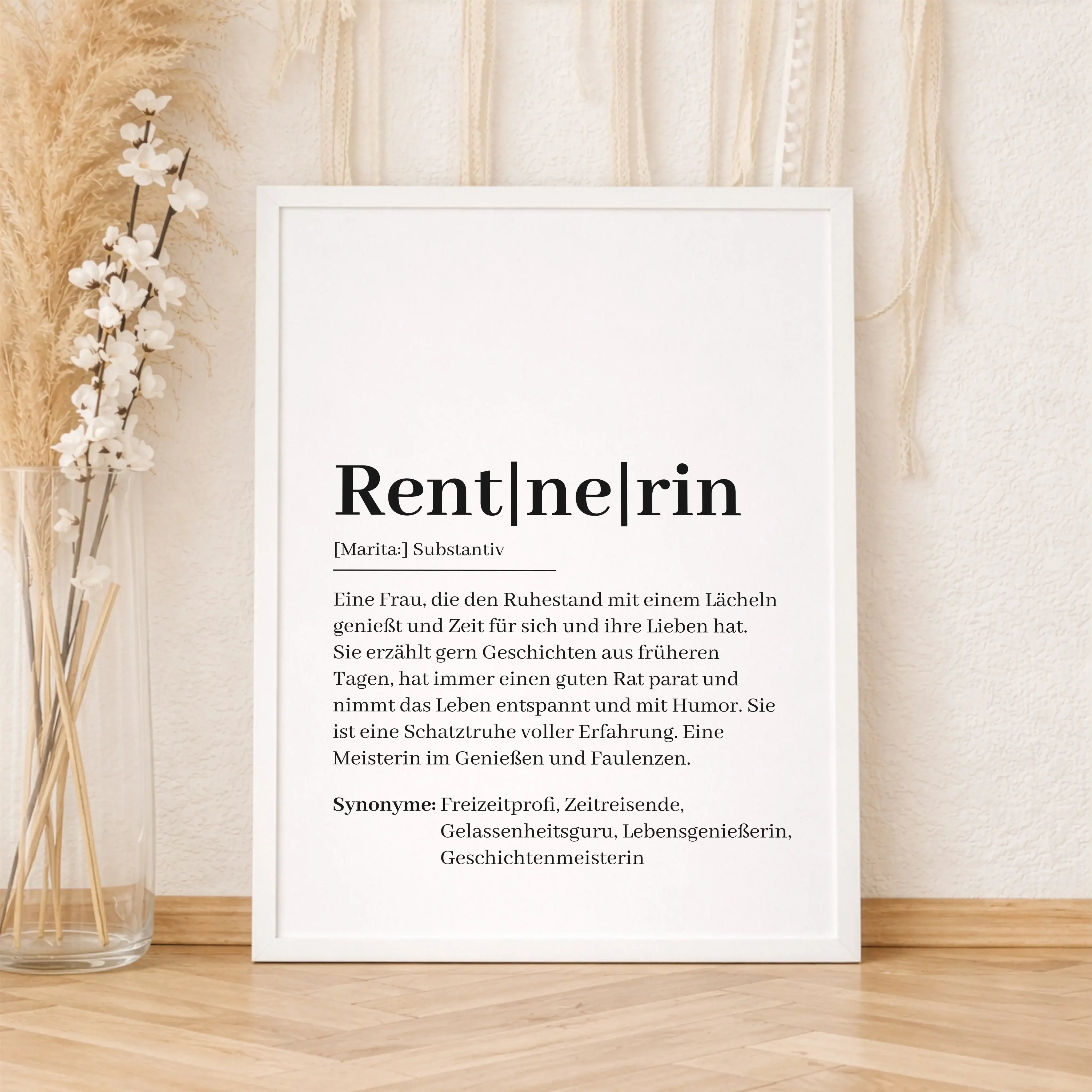 Rentnerin Definition Poster-Personalisiertes Poster-famprints-Das Rentnerin Definition Poster von famprints ist ein liebevolles Geschenk für Frauen, die ihren neuen Lebensabschnitt mit Gelassenheit, Humor und Zeit für sich genießen. Das Design greift die
