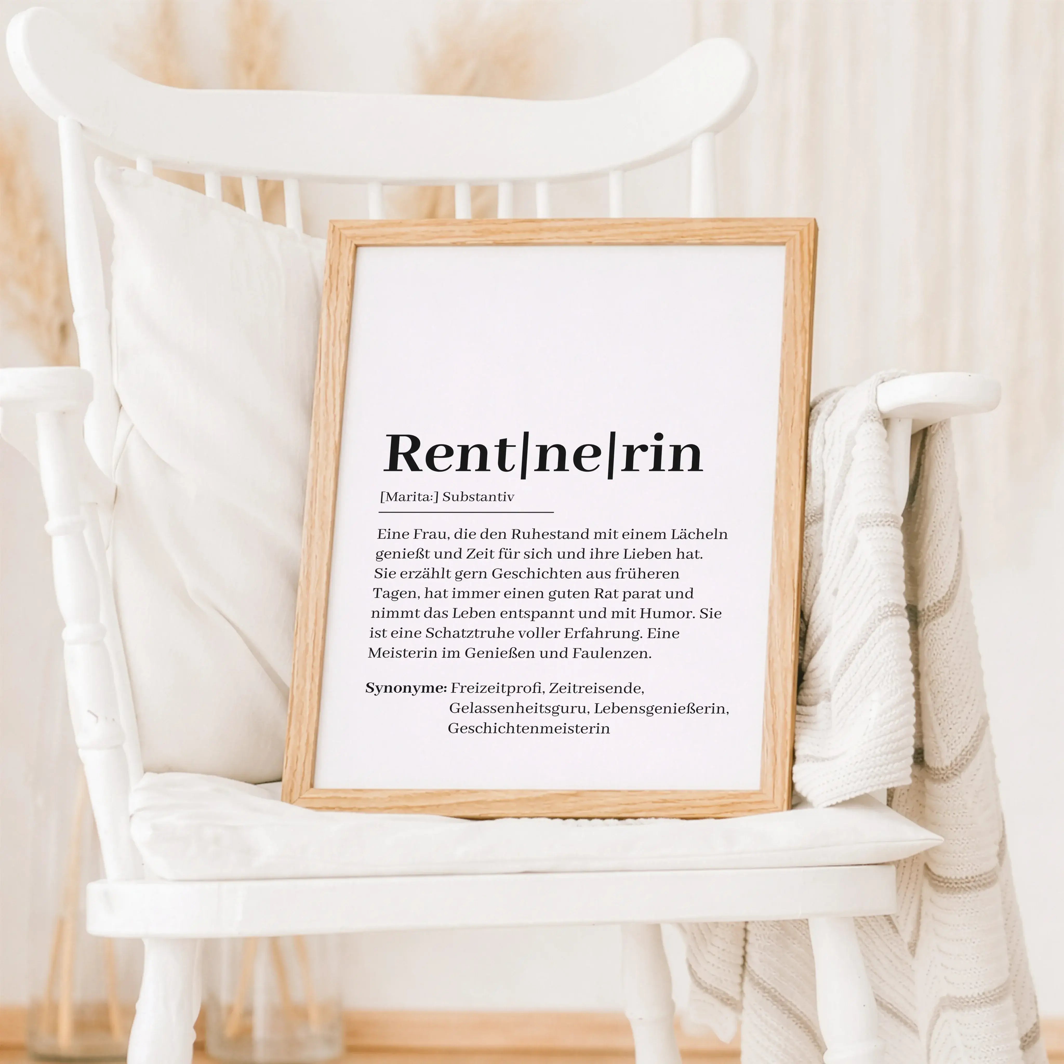 Rentnerin Definition Poster-Personalisiertes Poster-famprints-Das Rentnerin Definition Poster von famprints ist ein liebevolles Geschenk für Frauen, die ihren neuen Lebensabschnitt mit Gelassenheit, Humor und Zeit für sich genießen. Das Design greift die