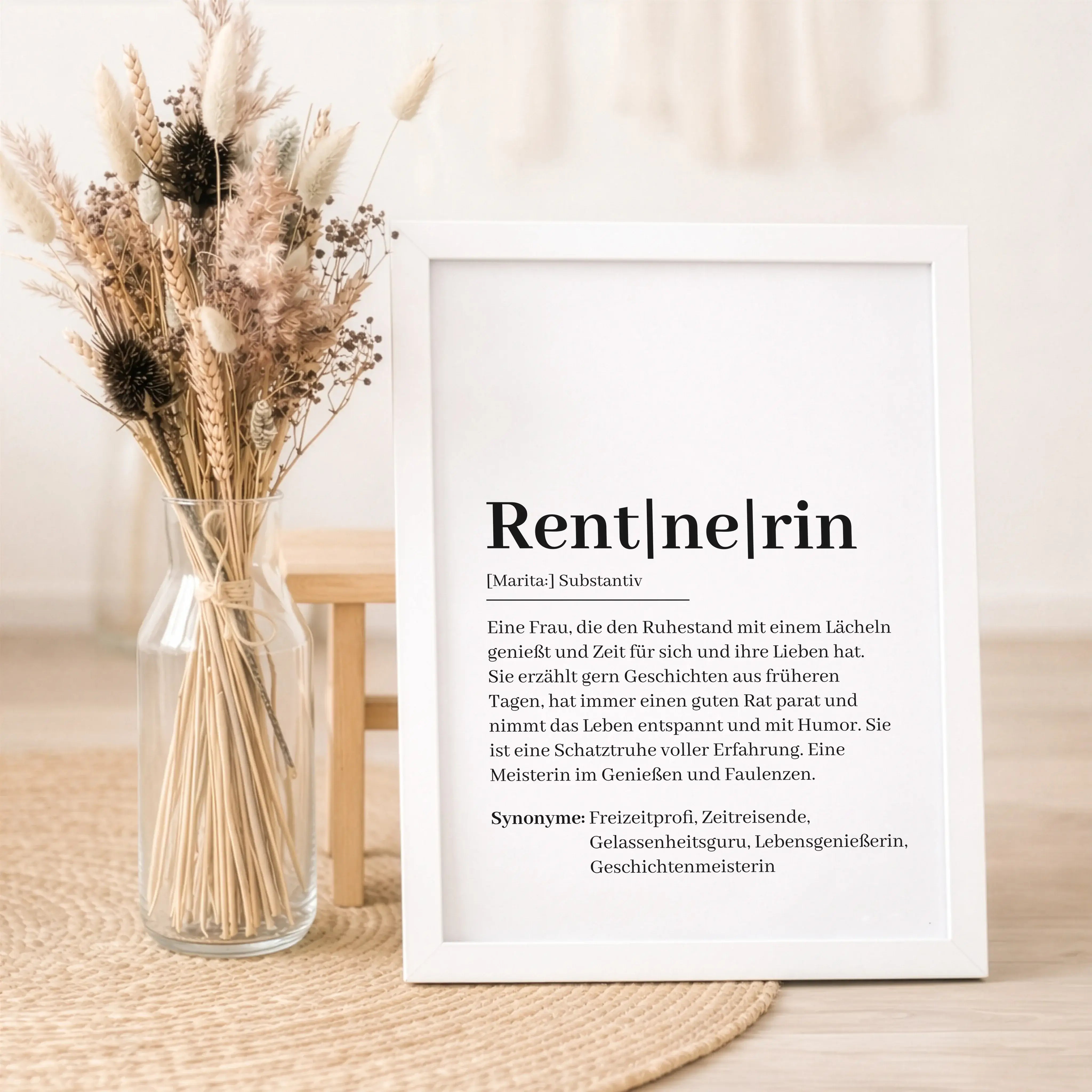 Rentnerin Definition Poster-Personalisiertes Poster-famprints-Das Rentnerin Definition Poster von famprints ist ein liebevolles Geschenk für Frauen, die ihren neuen Lebensabschnitt mit Gelassenheit, Humor und Zeit für sich genießen. Das Design greift die