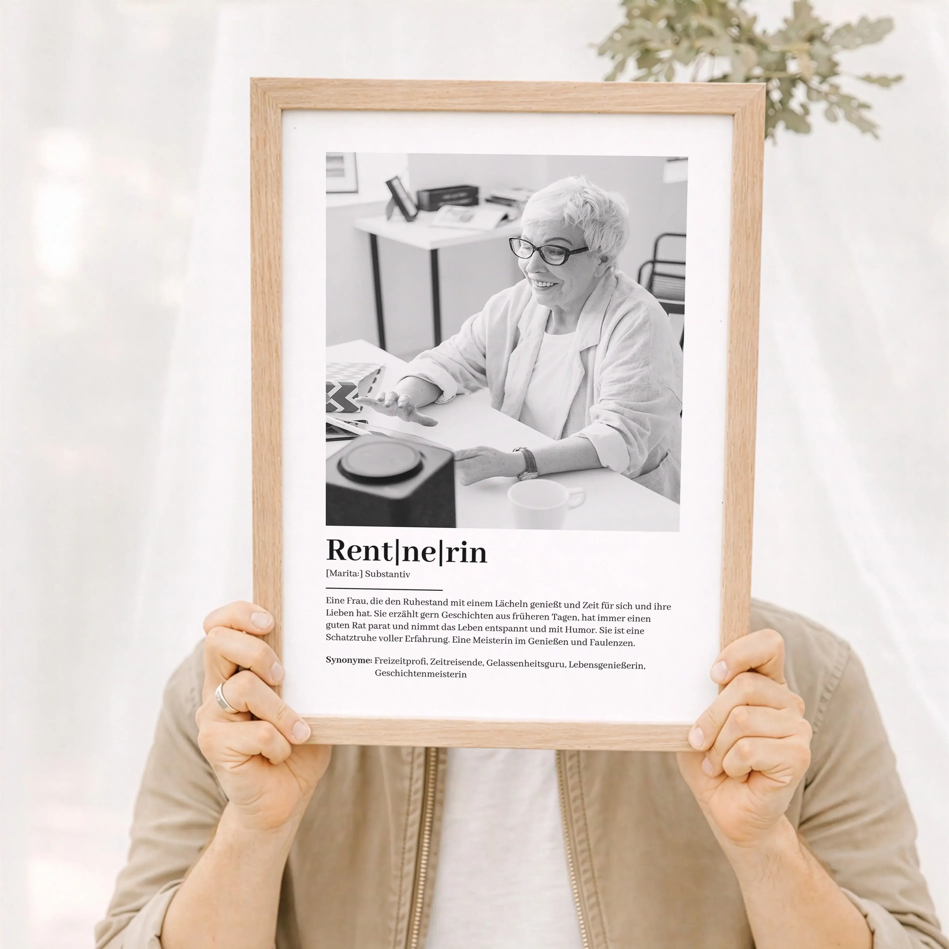 Rentnerin Definition Poster mit Foto-Personalisiertes Poster-famprints-Das Rentnerin Definition Poster mit Foto ist eine liebevolle Art, den neuen Lebensabschnitt zu feiern und eine ganz persönliche Geschichte sichtbar zu machen. Dieses personalisierte Po