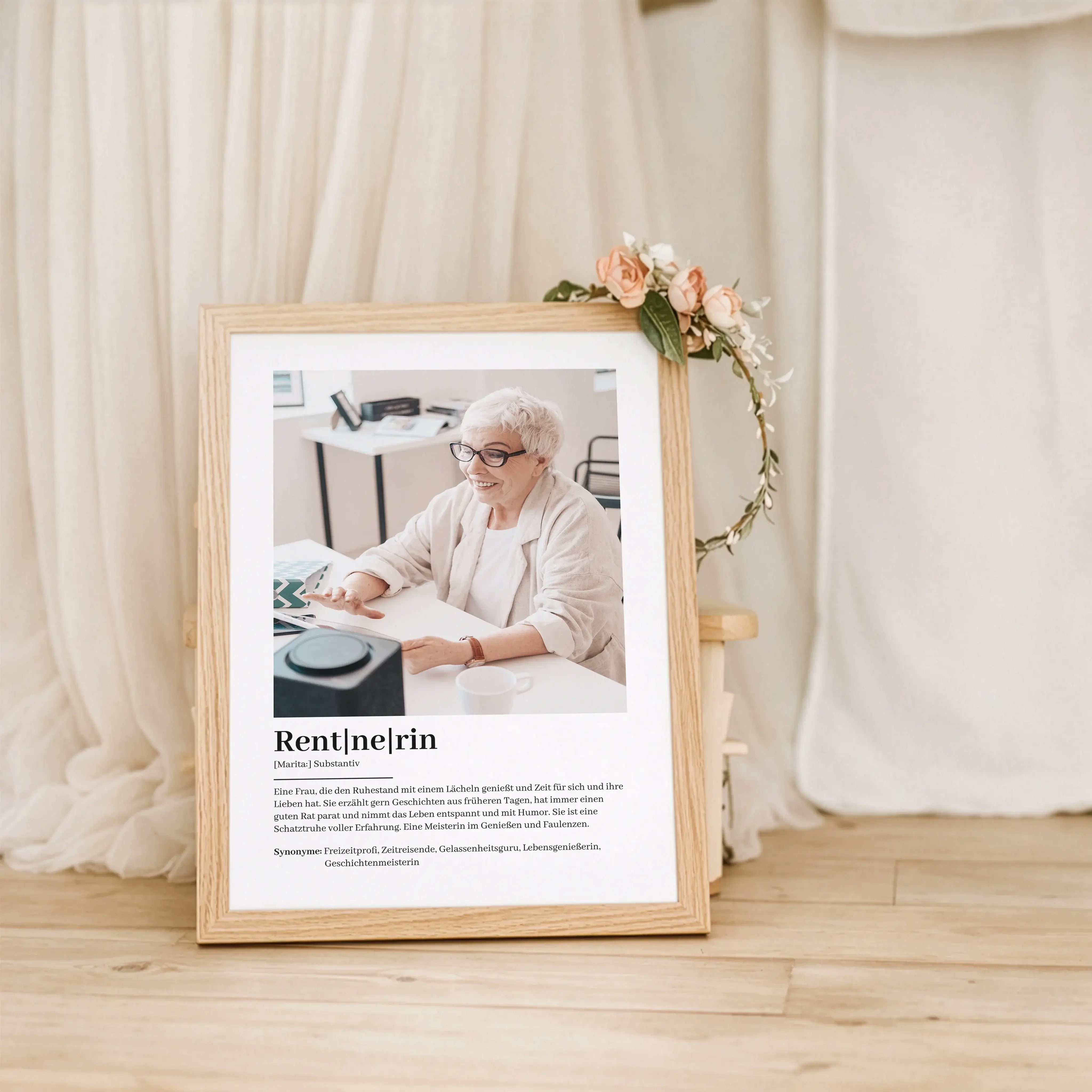 Rentnerin Definition Poster mit Foto-Personalisiertes Poster-famprints-Das Rentnerin Definition Poster mit Foto ist eine liebevolle Art, den neuen Lebensabschnitt zu feiern und eine ganz persönliche Geschichte sichtbar zu machen. Dieses personalisierte Po