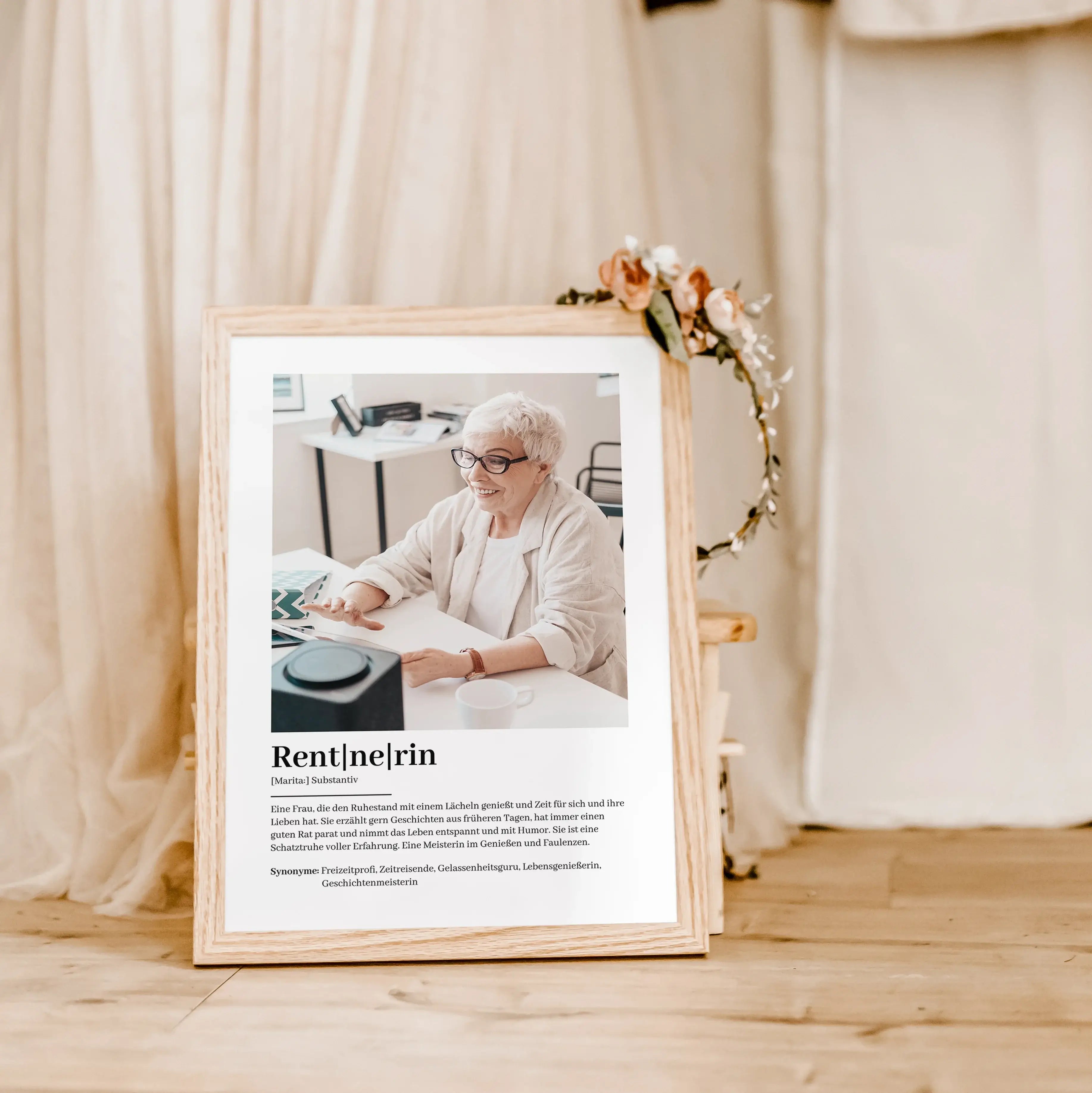 Rentnerin Definition Poster mit Foto-Personalisiertes Poster-famprints-Suchst du nach einem besonderen Geschenk zum Rentenbeginn? Unser Rentnerin Definition Poster mit Foto ist die perfekte Wahl! Dieses liebevoll gestaltete Poster zeigt auf humorvolle und