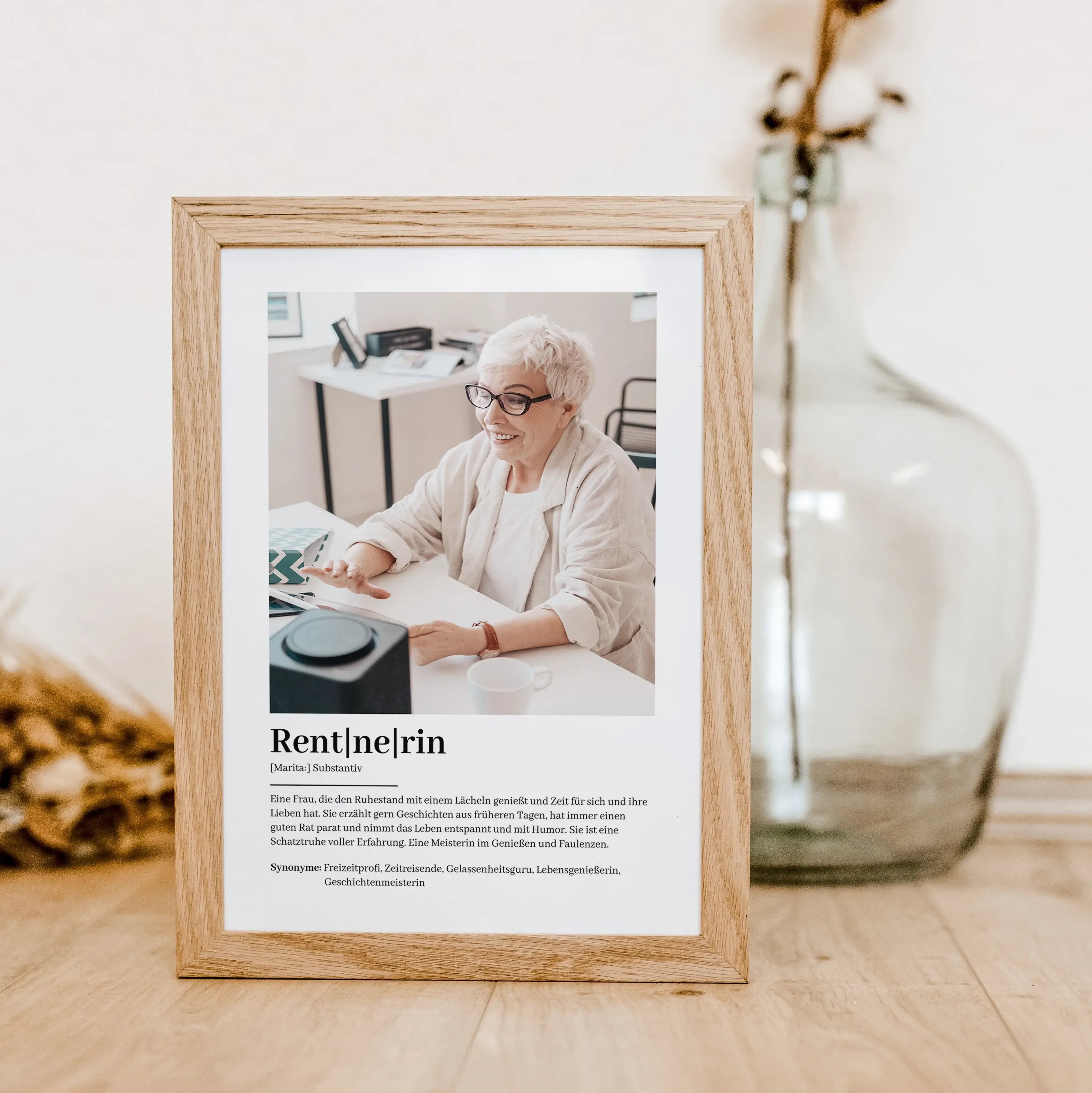 Rentnerin Definition Poster mit Foto-Personalisiertes Poster-famprints-Suchst du nach einem besonderen Geschenk zum Rentenbeginn? Unser Rentnerin Definition Poster mit Foto ist die perfekte Wahl! Dieses liebevoll gestaltete Poster zeigt auf humorvolle und