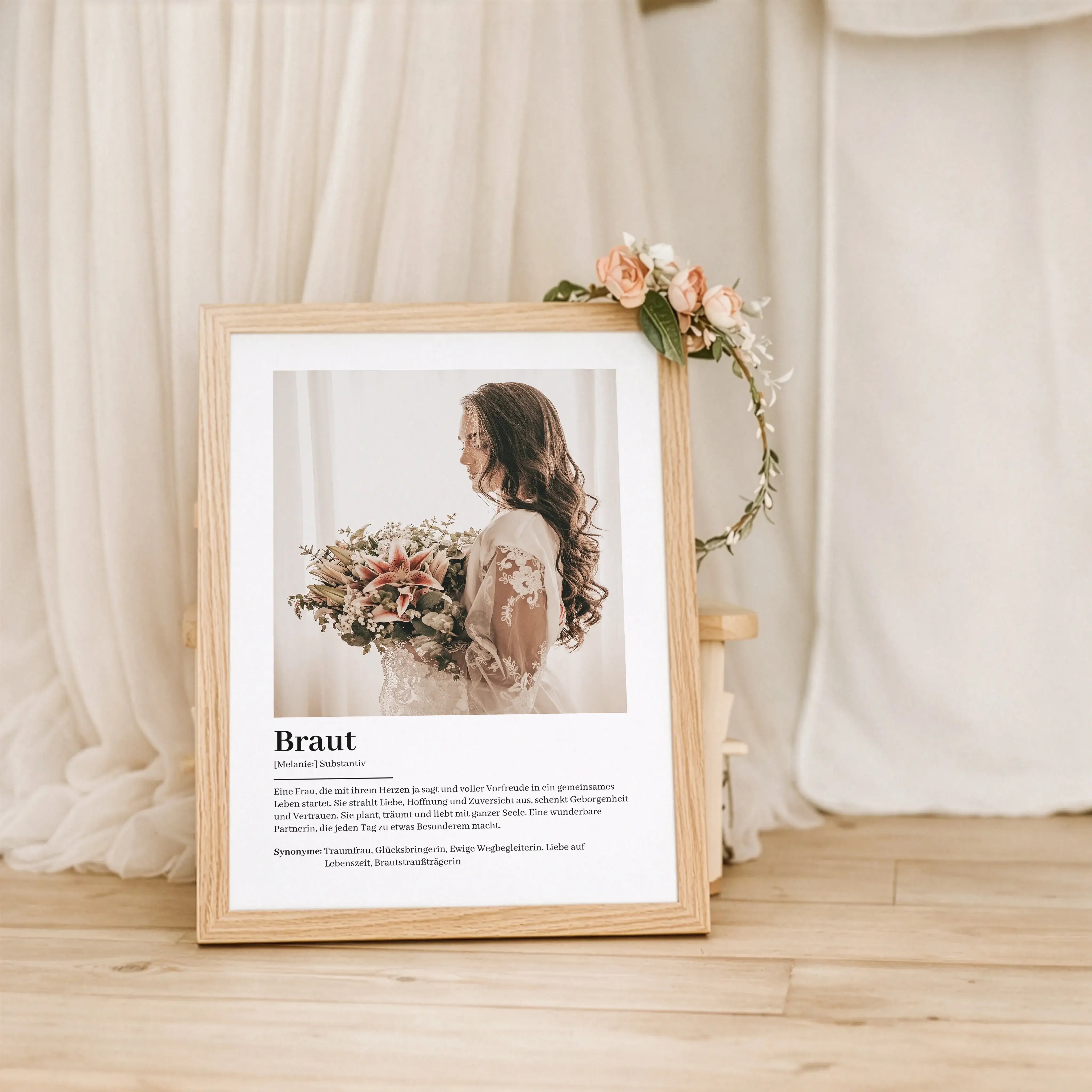 Braut Definition Poster mit Foto-Personalisiertes Poster-famprints-Das Braut Definition Poster mit Foto ist eine persönliche Geschenkidee für die Hochzeit, den Junggesellinnenabschied oder als liebevolle Überraschung vor dem großen Tag. Dieses personalisi