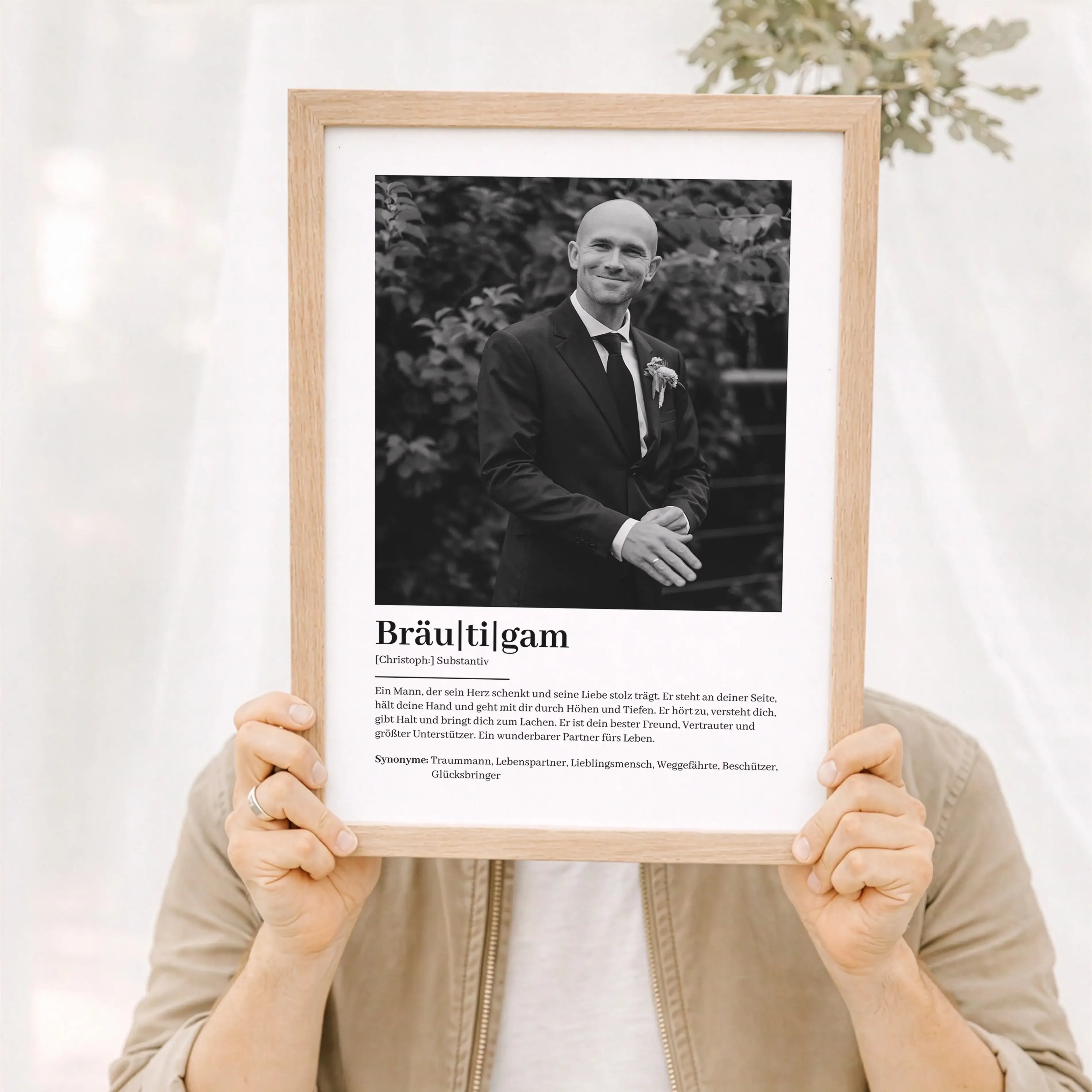 Bräutigam Definition Poster mit Foto-Personalisiertes Poster-famprints-Das Bräutigam Definition Poster mit Foto ist ein persönliches Geschenk, das Emotionen sichtbar macht und Erinnerungen festhält. Du gestaltest ein individuelles Poster mit deinem eigene