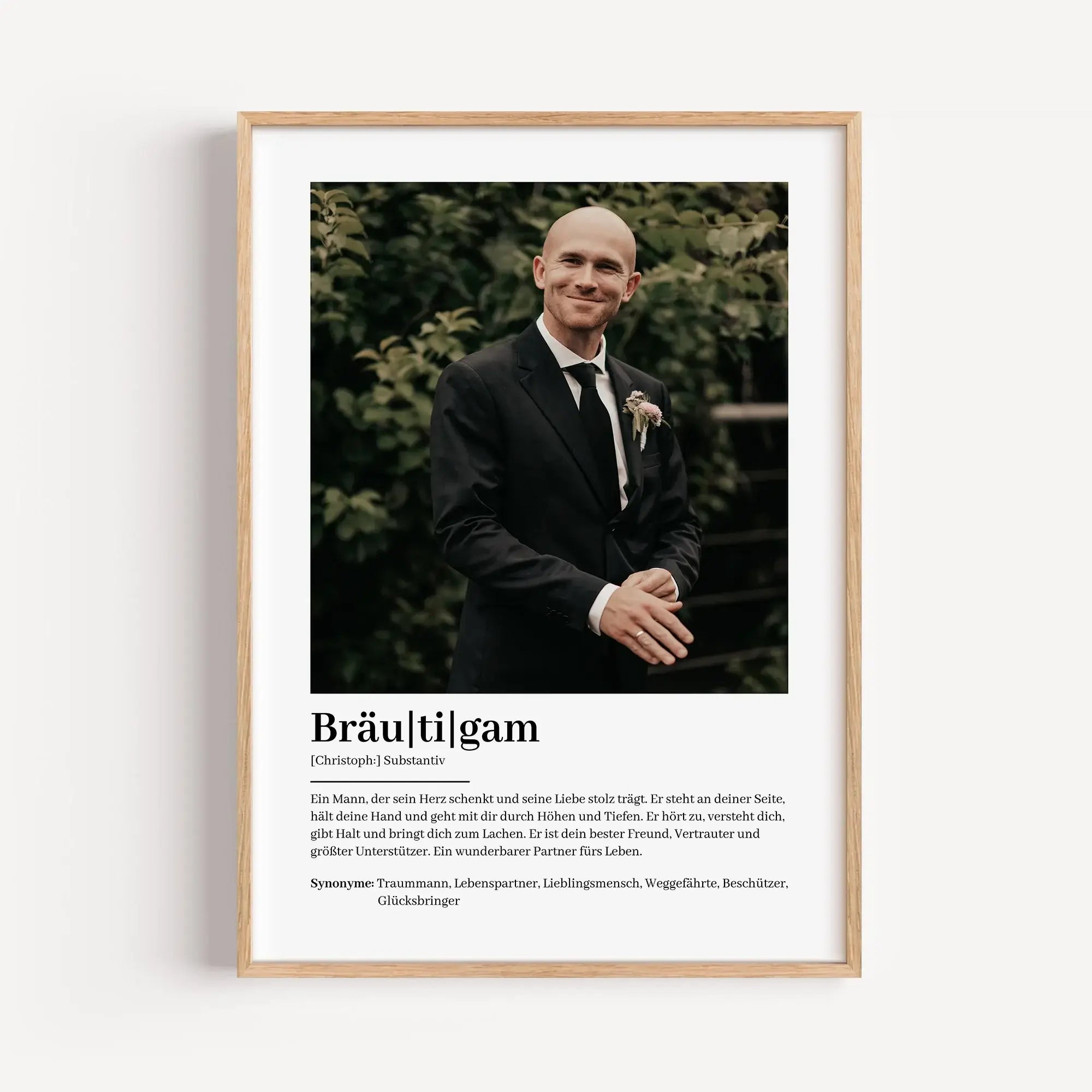 Bräutigam Definition Poster mit Foto-Personalisiertes Poster-famprints-Das Bräutigam Definition Poster mit Foto ist ein persönliches Geschenk, das Emotionen sichtbar macht und Erinnerungen festhält. Du gestaltest ein individuelles Poster mit deinem eigene