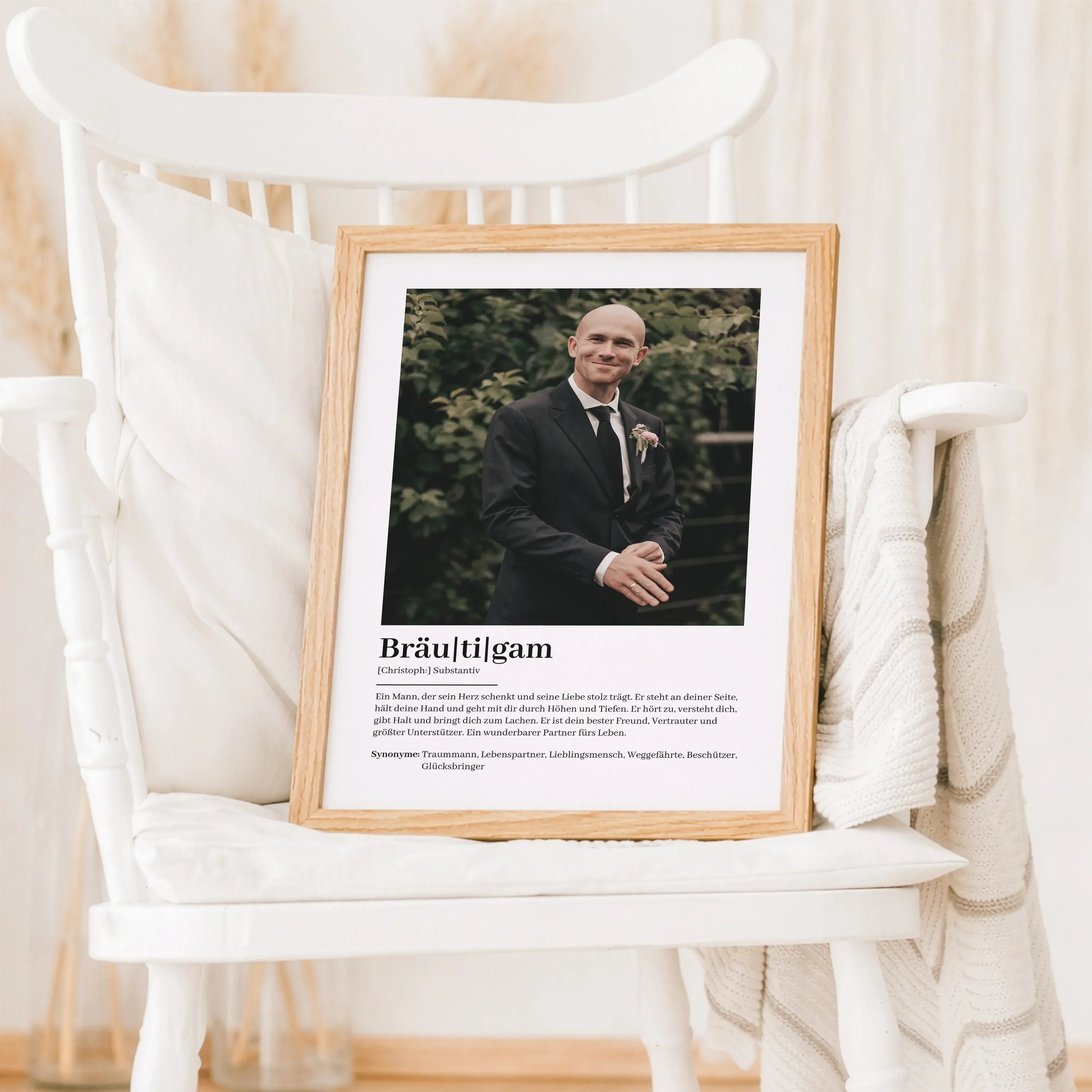 Bräutigam Definition Poster mit Foto-Personalisiertes Poster-famprints-Das Bräutigam Definition Poster mit Foto ist ein persönliches Geschenk, das Emotionen sichtbar macht und Erinnerungen festhält. Du gestaltest ein individuelles Poster mit deinem eigene