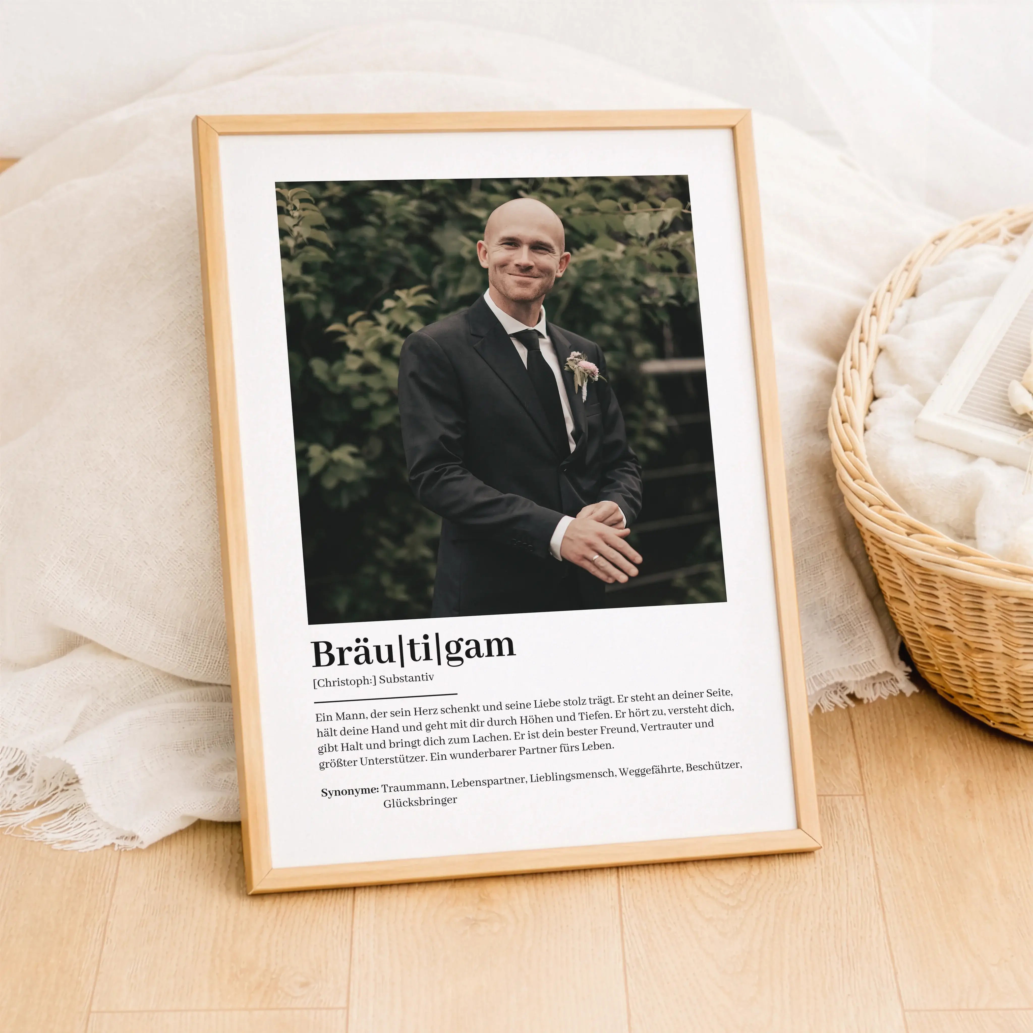 Bräutigam Definition Poster mit Foto-Personalisiertes Poster-famprints-Das Bräutigam Definition Poster mit Foto ist ein persönliches Geschenk, das Emotionen sichtbar macht und Erinnerungen festhält. Du gestaltest ein individuelles Poster mit deinem eigene