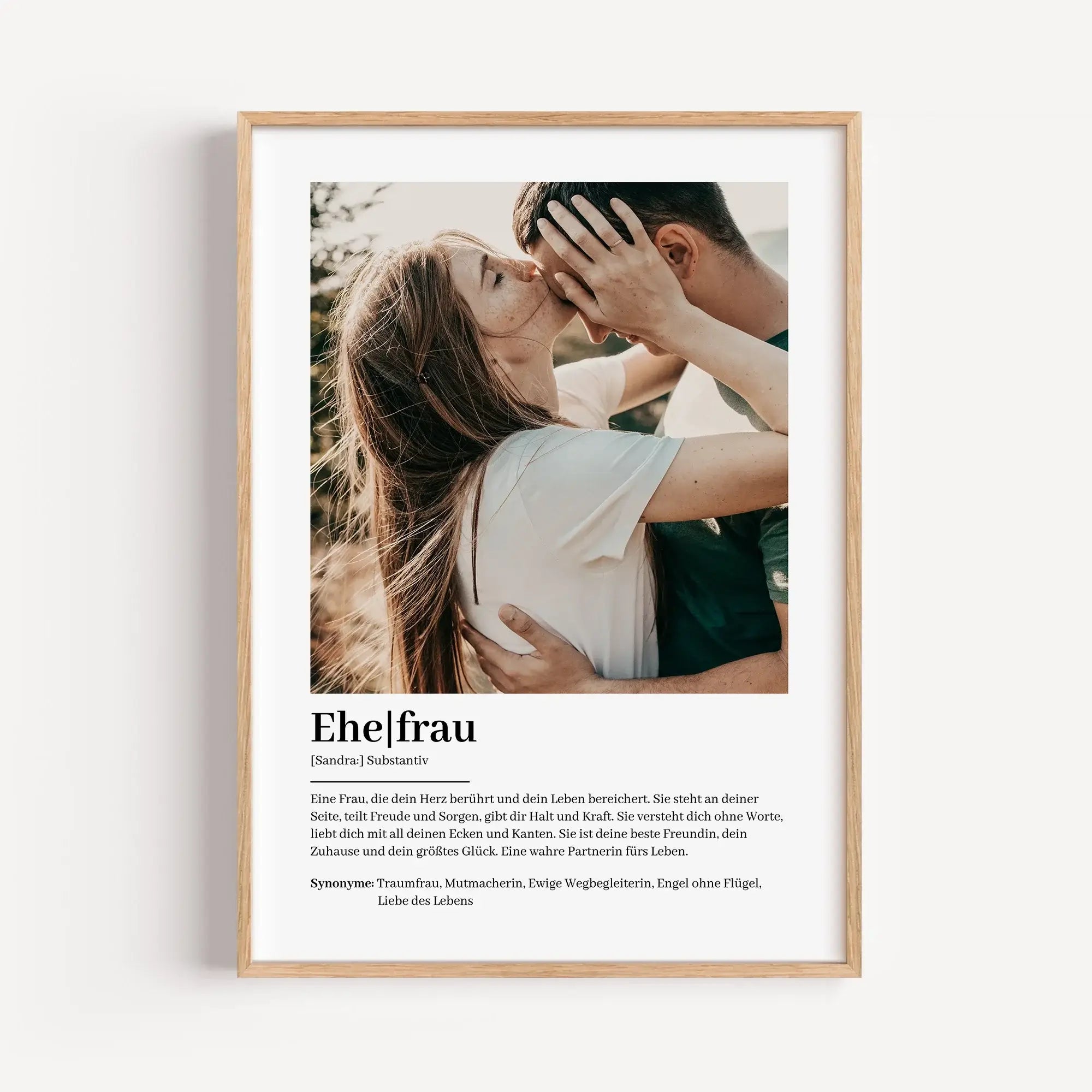 Ehefrau Definition Poster mit Foto-Personalisiertes Poster-famprints-Das Ehefrau Definition Poster mit Foto zeigt auf liebevolle und persönliche Weise, wie einzigartig deine Ehefrau ist. Dieses individuell gestaltbare Poster kannst du mit dem Namen und ei