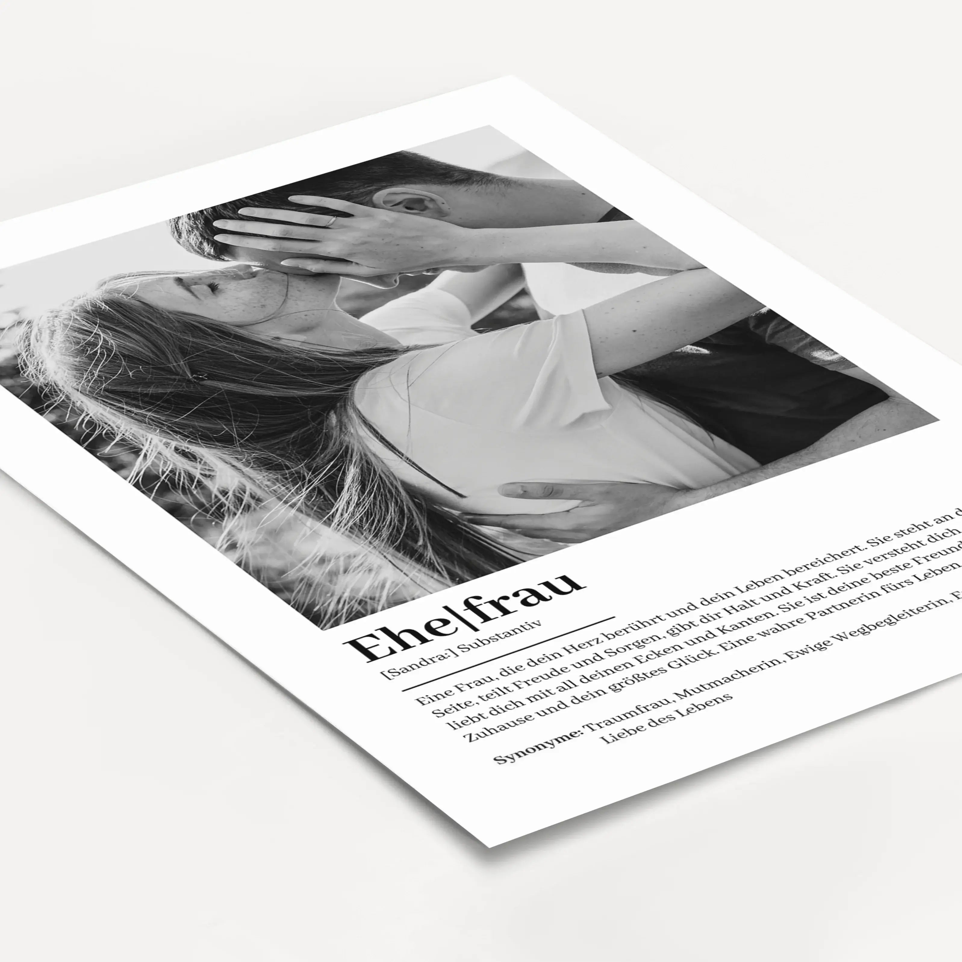 Ehefrau Definition Poster mit Foto-Personalisiertes Poster-famprints-Das Ehefrau Definition Poster mit Foto ist eine persönliche Art, deiner Frau zu zeigen, was sie dir bedeutet. Du gestaltest das Poster individuell mit einem Foto, ihrem Namen und einem T