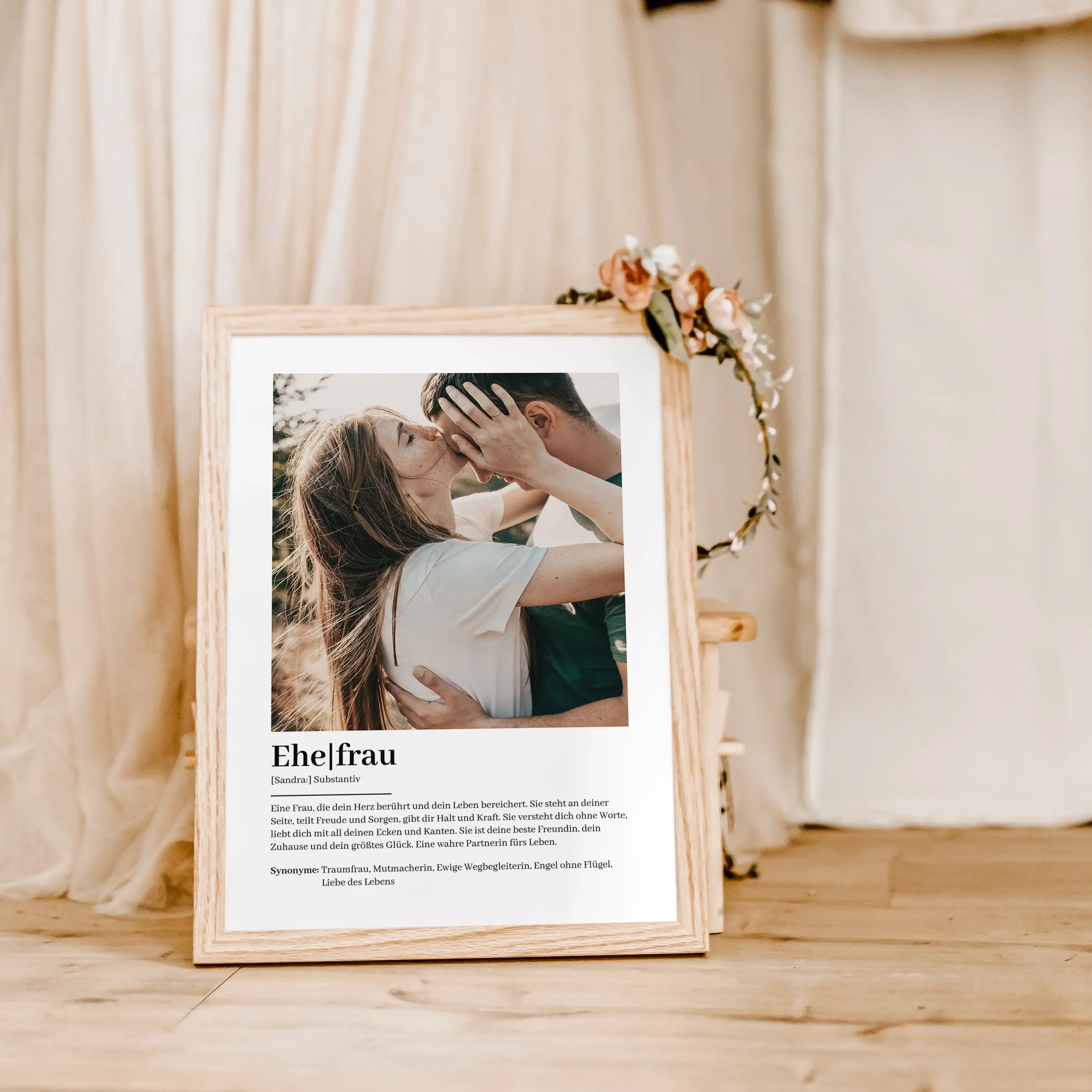 Ehefrau Definition Poster mit Foto-Personalisiertes Poster-famprints-Das Ehefrau Definition Poster mit Foto zeigt auf liebevolle und persönliche Weise, wie einzigartig deine Ehefrau ist. Dieses individuell gestaltbare Poster kannst du mit dem Namen und ei